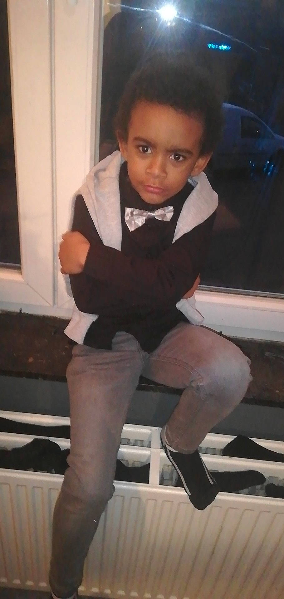 Malcom participe au concours pour gagner de l'argent avec cette photo : black, black_hair, brown_hair, child, fun, girl, human_hair_color, joint, leg, long_hair, person, product, shoulder, sitting, smile, standing, thigh, tights, toddler, trunk