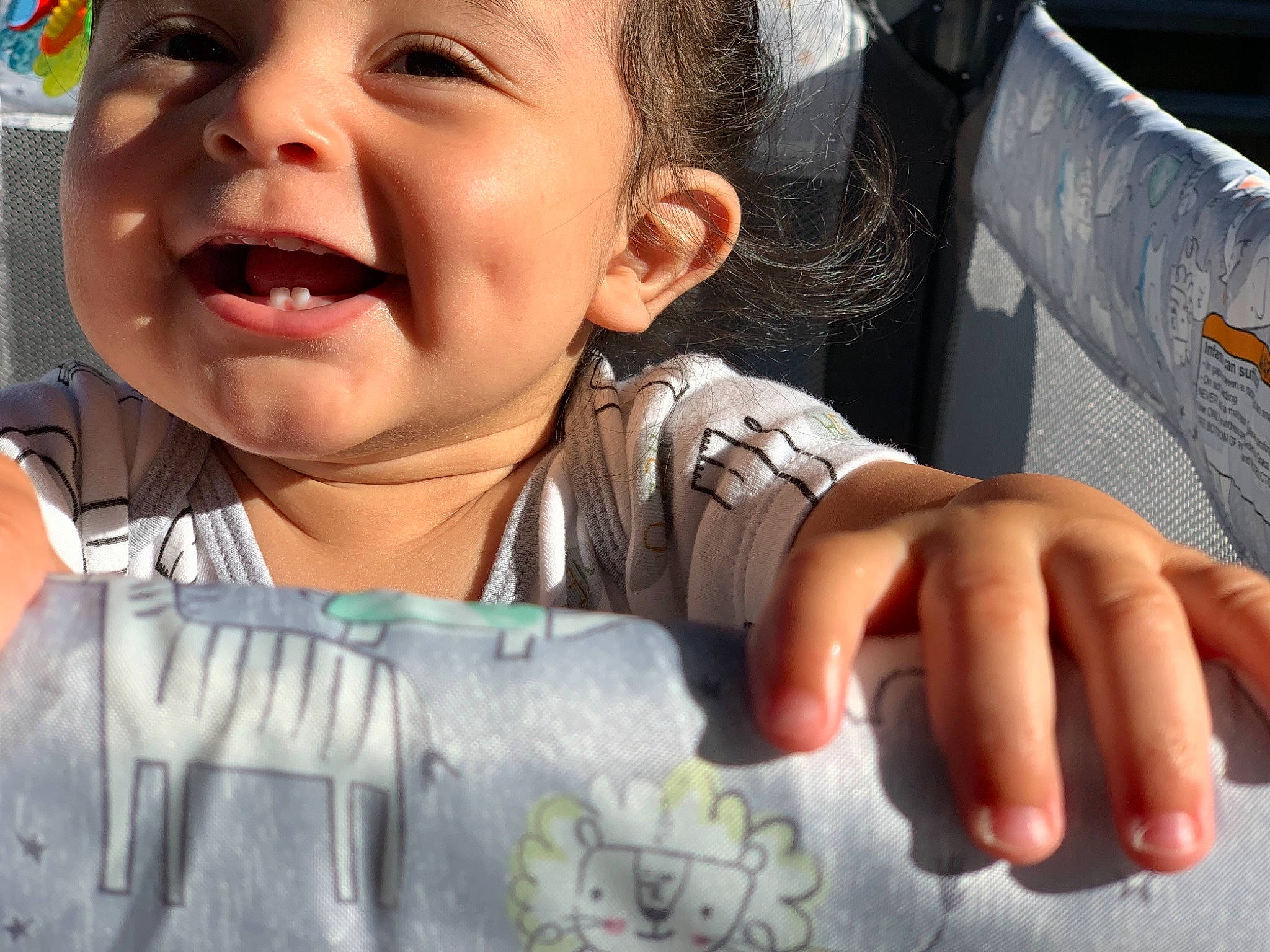 Elian is registered to the contest to win money with this photo: cheek, child, chin, cool, eye, face, facial_expression, finger, forehead, gesture, hand, head, human, laugh, mouth, nose, organ, person, smile, toddler