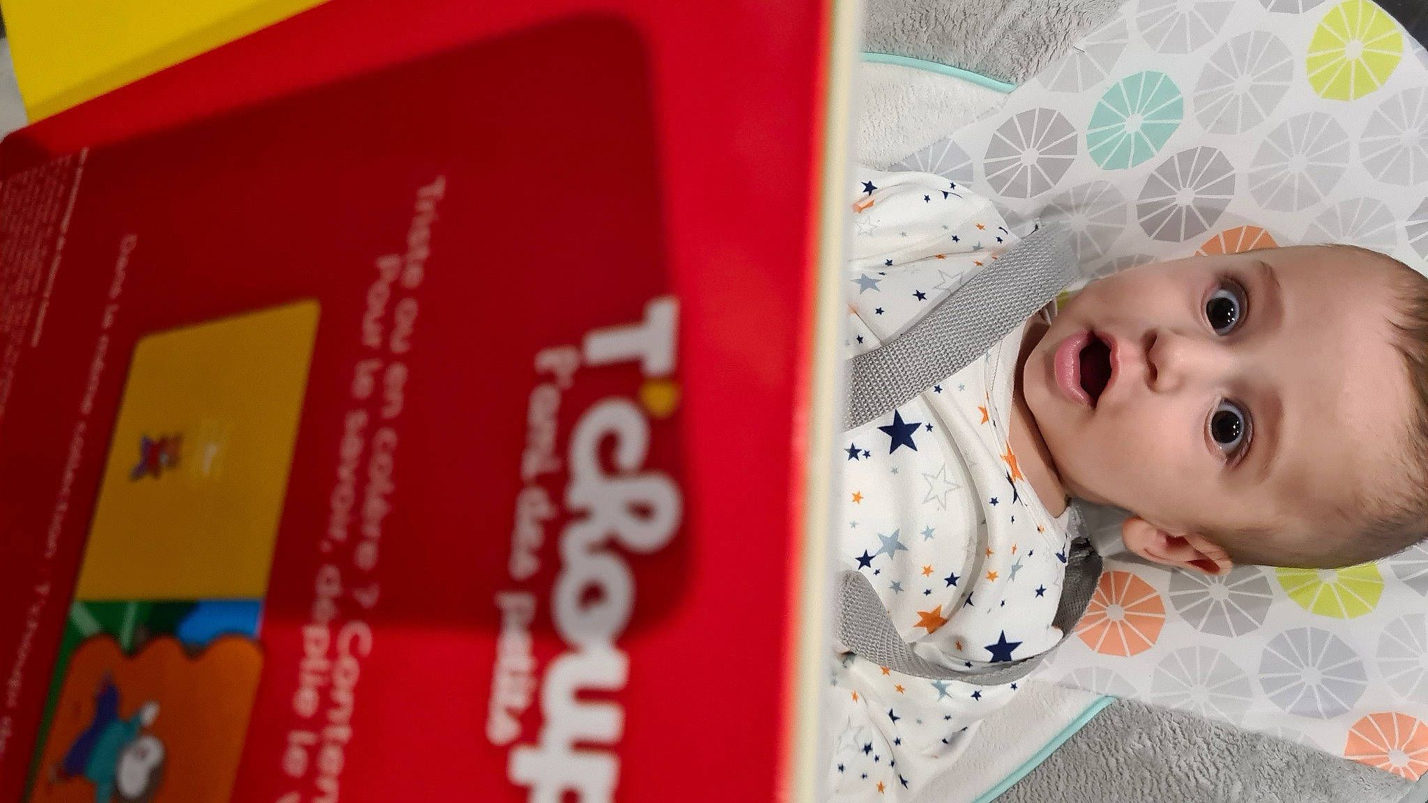 Daniel a rejoint le concours — aidez-le/la à gagner de superbes lots ! baby, baby_products, baby_safety, baby_toddler_clothing, brand, cheek, child, eyelash, flooring, font, happy, linens, magenta, pattern, person, portrait_photography, publication, room, skin, sleeve