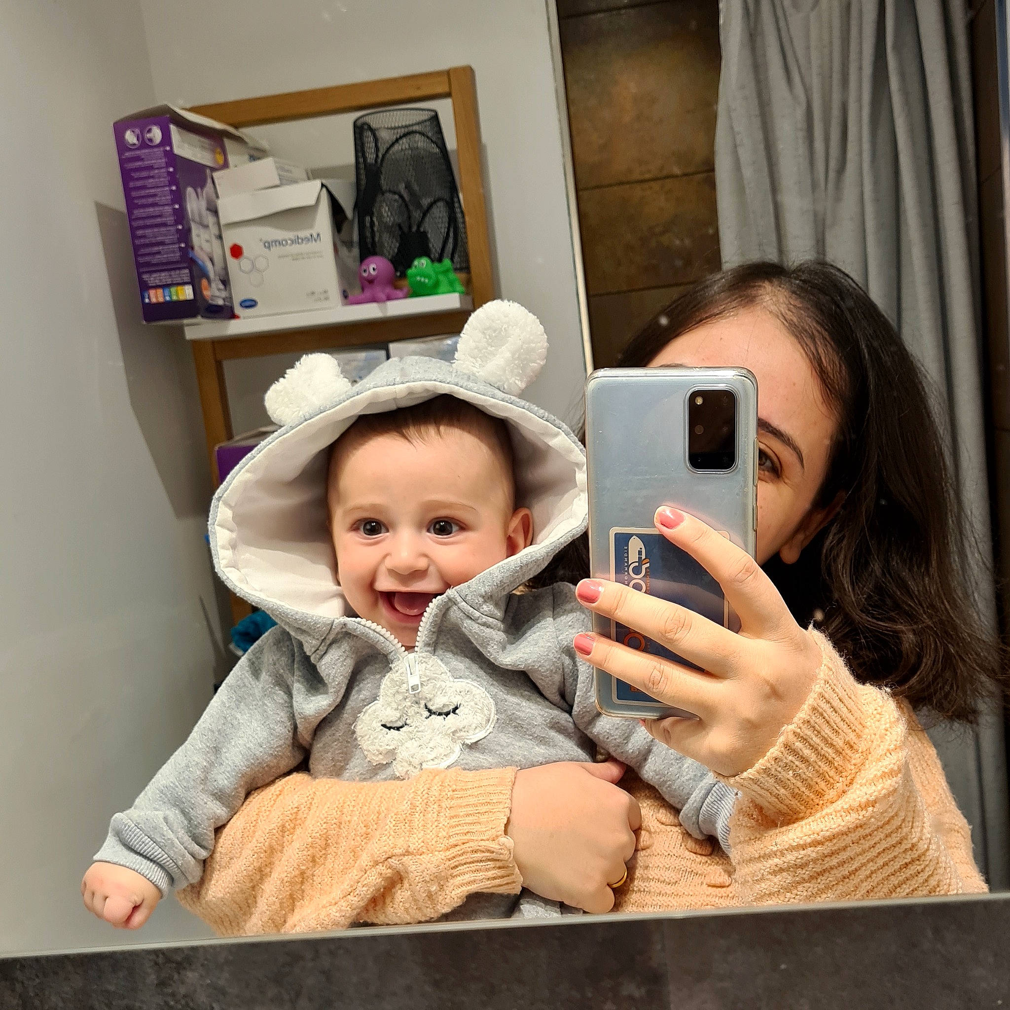 Daniel participe au concours pour gagner de l'argent avec cette photo : baby, cameras_optics, cap, child, comfort, curtain, event, eyelash, fun, gadget, happy, hat, joy, person, picture_frame, room, selfie, shelf, shelving, sitting