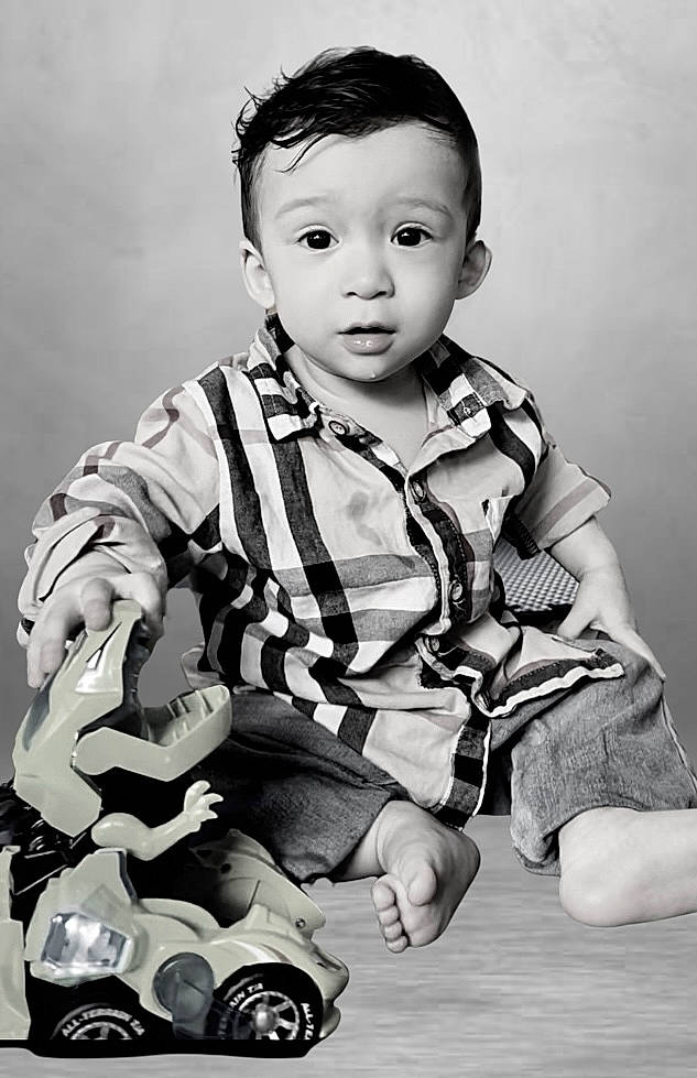 Ares is registered to the contest to win money with this photo: baby, baby_toddler_clothing, black, black_and_white, cheek, child, collar, flash_photography, gesture, hairstyle, happy, monochrome, monochrome_photography, pattern, person, photograph, sitting, sleeve, style, toddler