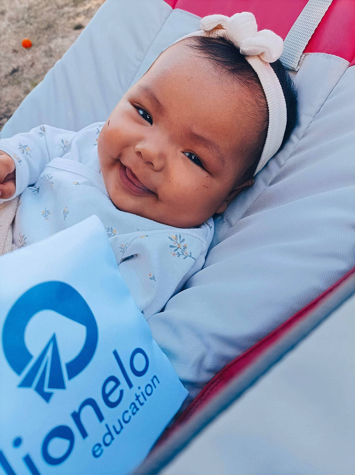 April participe au concours pour gagner de l'argent avec cette photo : baby, baby_laughing, baby_products, baby_toddler_clothing, beauty, brand, cheek, child, comfort, event, facial_expression, font, fun, grass, happy, person, portrait_photography, skin, sleeve, smile