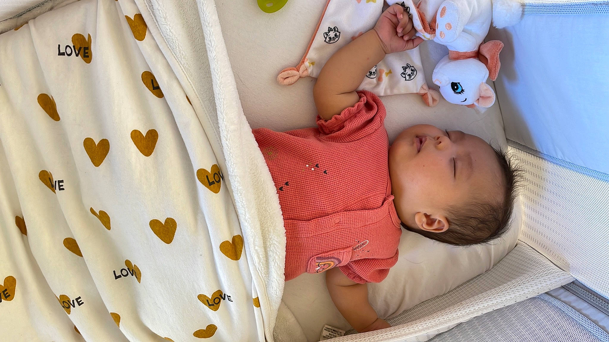 April a rejoint le concours — aidez-le/la à gagner de superbes lots ! baby, baby_products, baby_safety, baby_sleeping, baby_toddler_clothing, child, comfort, dress_shirt, fashion_accessory, linens, pattern, peach, person, product, room, shelf, skin, sleeve, textile, toddler