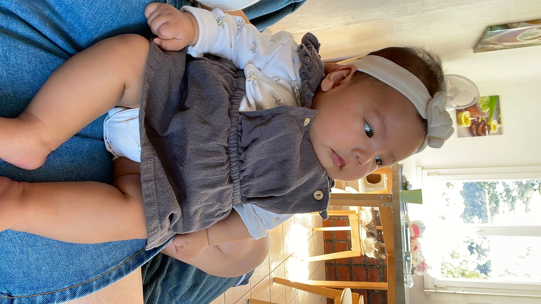 April participe au concours pour gagner de l'argent avec cette photo : abdomen, baby, baseball_cap, blue, cap, chest, child, clothing, comfort, elbow, happy, hat, human_leg, knee, person, picture_frame, plant, sun_hat, thigh, toddler