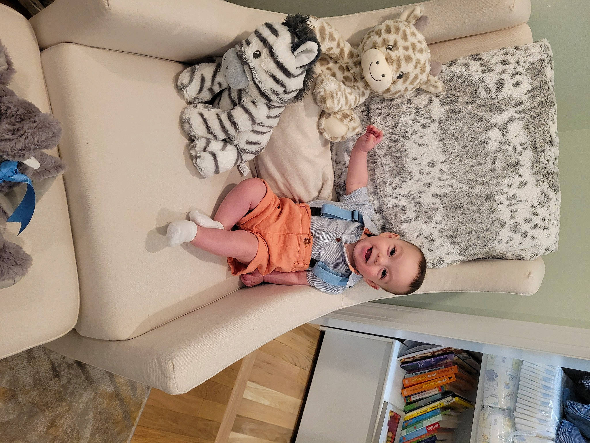 Luciano is registered to the contest to win money with this photo: baby, baby_products, baby_safety, baby_toddler_clothing, bedding, child, comfort, joy, linens, pattern, person, room, sitting, t_shirt, textile, throw_pillow, toddler
