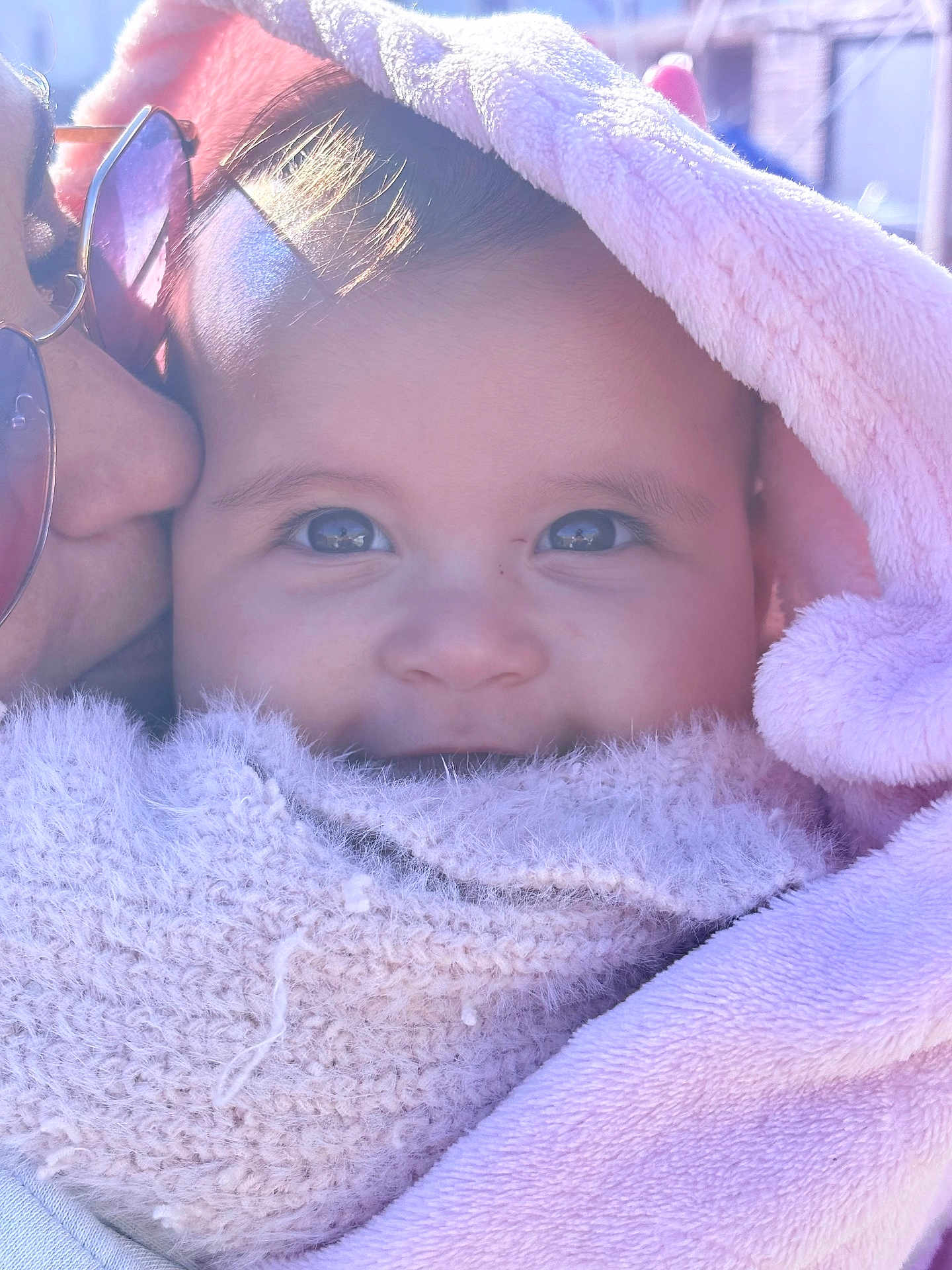 Rym a rejoint le concours — aidez-le/la à gagner de superbes lots ! baby, child, face, blanket, pink, knitwear, closeup, person, adult, glasses, sunglasses, love, tender, outdoor, sunlight, warm, cozy, portrait, happy, cuddle