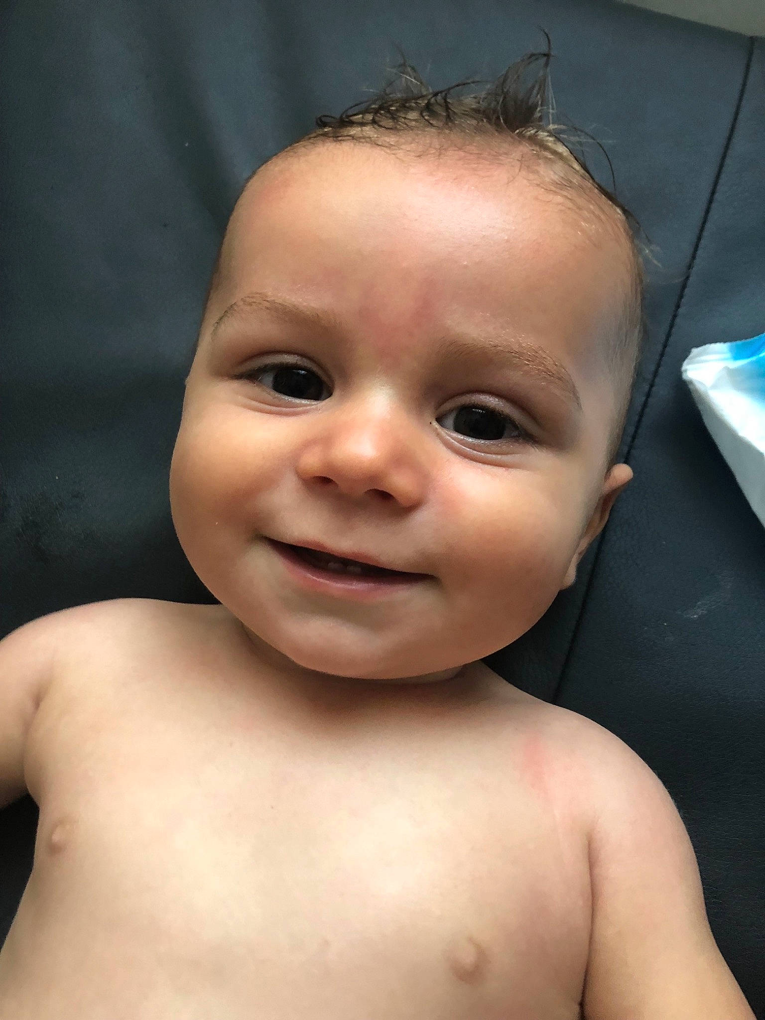 Harry participe au concours pour gagner de l'argent avec cette photo : baby, cheek, child, chin, close_up, eye, eyebrow, face, facial_expression, forehead, hair, head, joy, lip, mouth, neck, nose, organ, person, skin