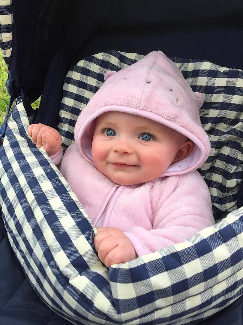 Romy participe au concours pour gagner de l'argent avec cette photo : baby, baby_products, baby_toddler_clothing, cap, cheek, child, comfort, cool, face, grass, happy, head, headgear, headwear, joy, pattern, person, plaid, sleeve, smile