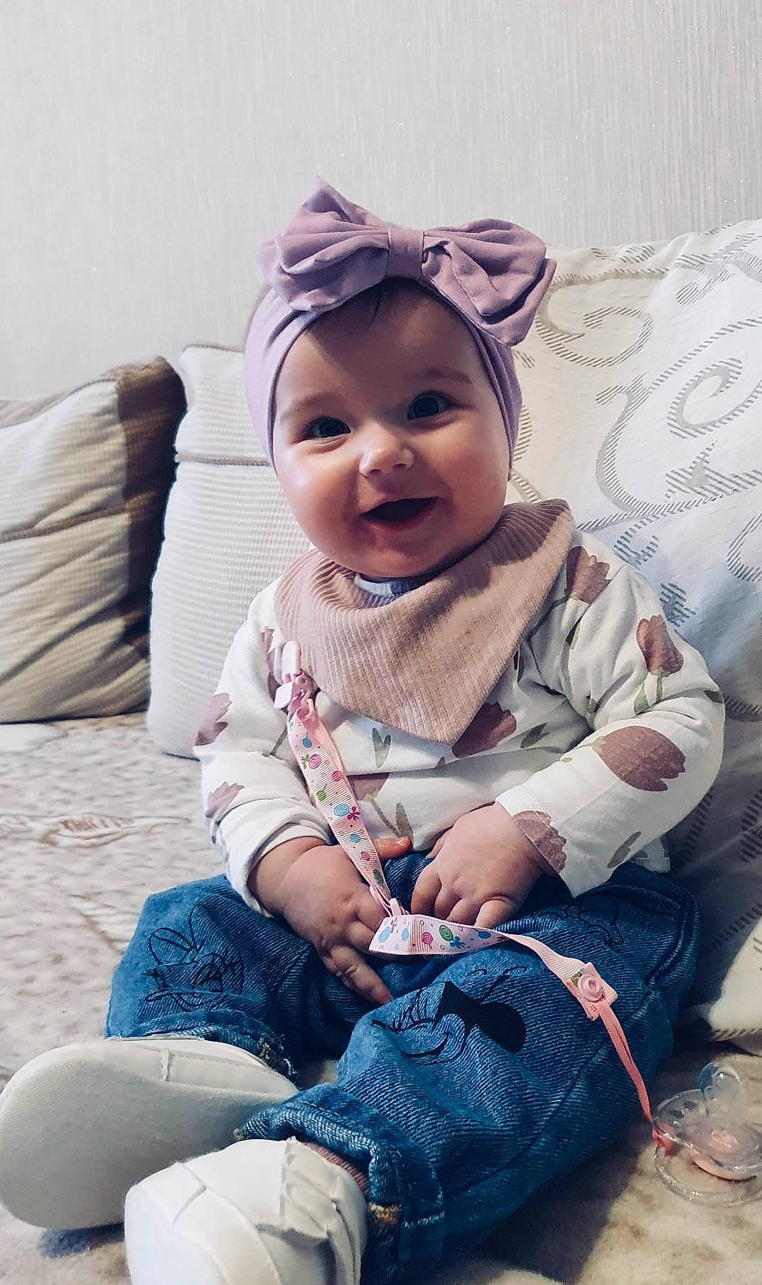 Céline a rejoint le concours — aidez-le/la à gagner de superbes lots ! baby, baby_toddler_clothing, beauty, child, comfort, cool, eye, fashion_accessory, flash_photography, fun, grass, happy, pattern, person, portrait_photography, purple, sitting, skin, sleeve, smile