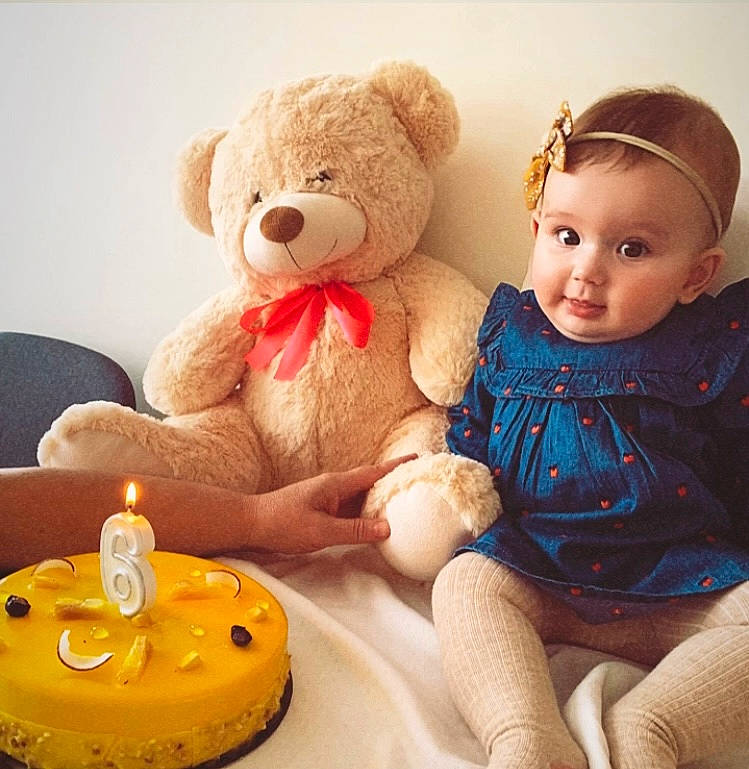 Céline a rejoint le concours — aidez-le/la à gagner de superbes lots ! baby_toddler_clothing, baby_toys, candle, child, comfort, doll, fun, fur, happy, icing, person, pink, plush, room, sitting, skin, sock, stuffed_toy, sugar_cake, teddy_bear
