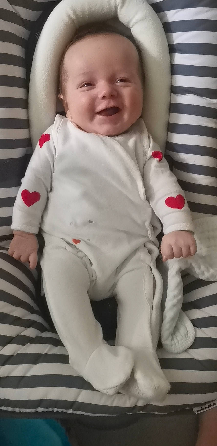 Gabriel a rejoint le concours — aidez-le/la à gagner de superbes lots ! baby, baby_toddler_clothing, cheek, comfort, eye, face, facial_expression, finger, gesture, human_body, joint, knee, lip, mouth, nose, person, product, skin, sleeve, smile