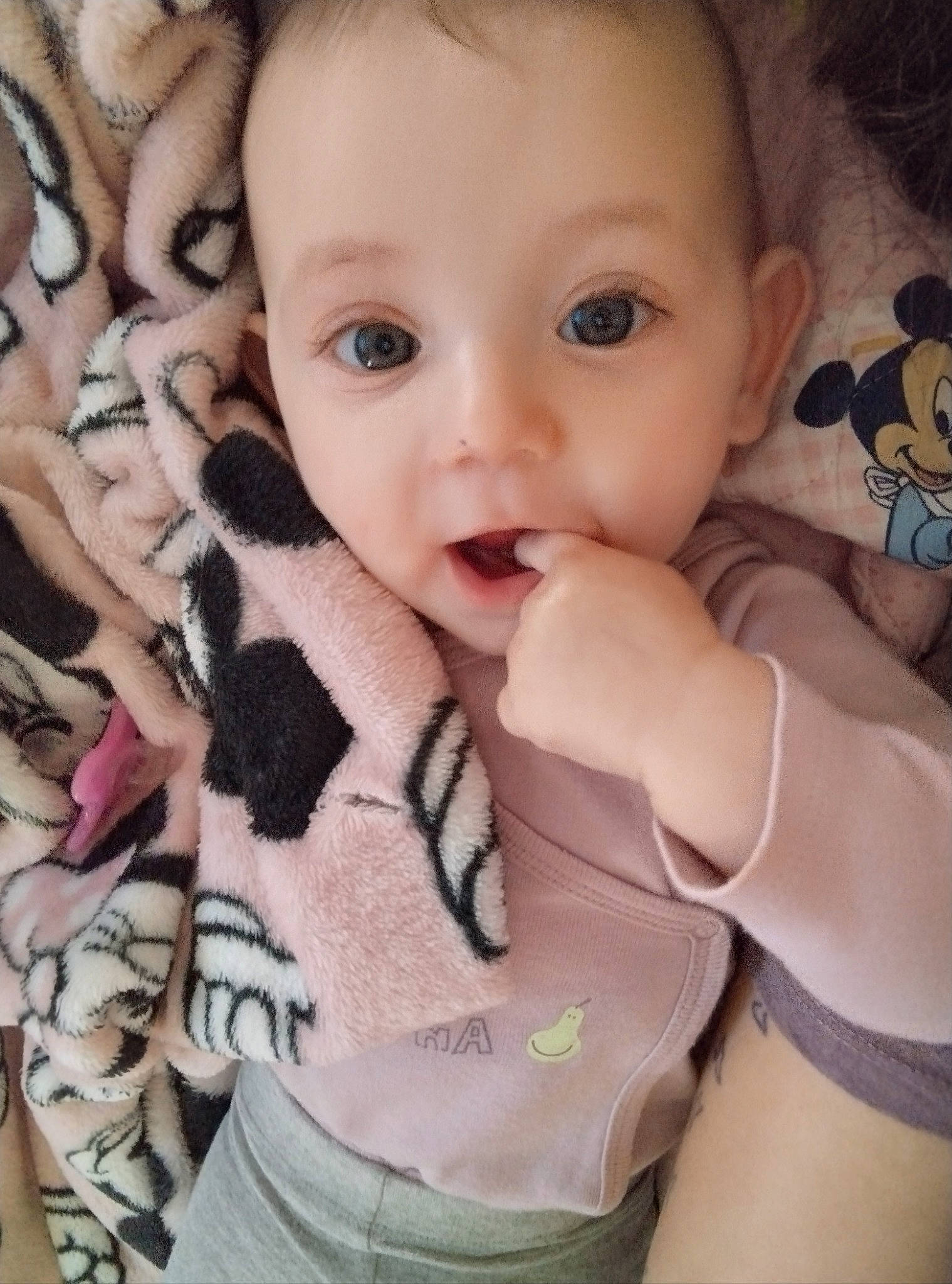 Saëlle a rejoint le concours — aidez-le/la à gagner de superbes lots ! baby_toddler_clothing, cheek, ear, eye, eyelash, facial_expression, hand, happy, lip, mammal, mouth, neck, nose, organ, person, product, skin, sleeve, textile, vertebrate