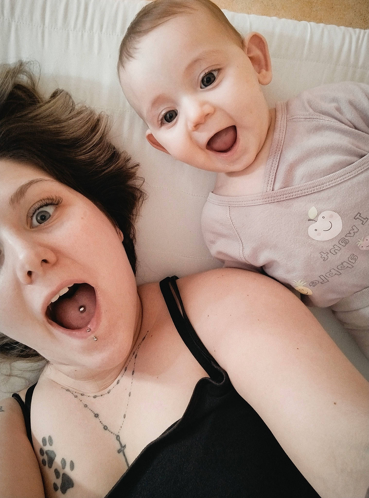 Saëlle a rejoint le concours — aidez-le/la à gagner de superbes lots ! baby_toddler_clothing, cheek, chin, eye, eyebrow, eyelash, flash_photography, gesture, happy, head, iris, jaw, lip, mouth, neck, nose, person, skin, sleeve, smile