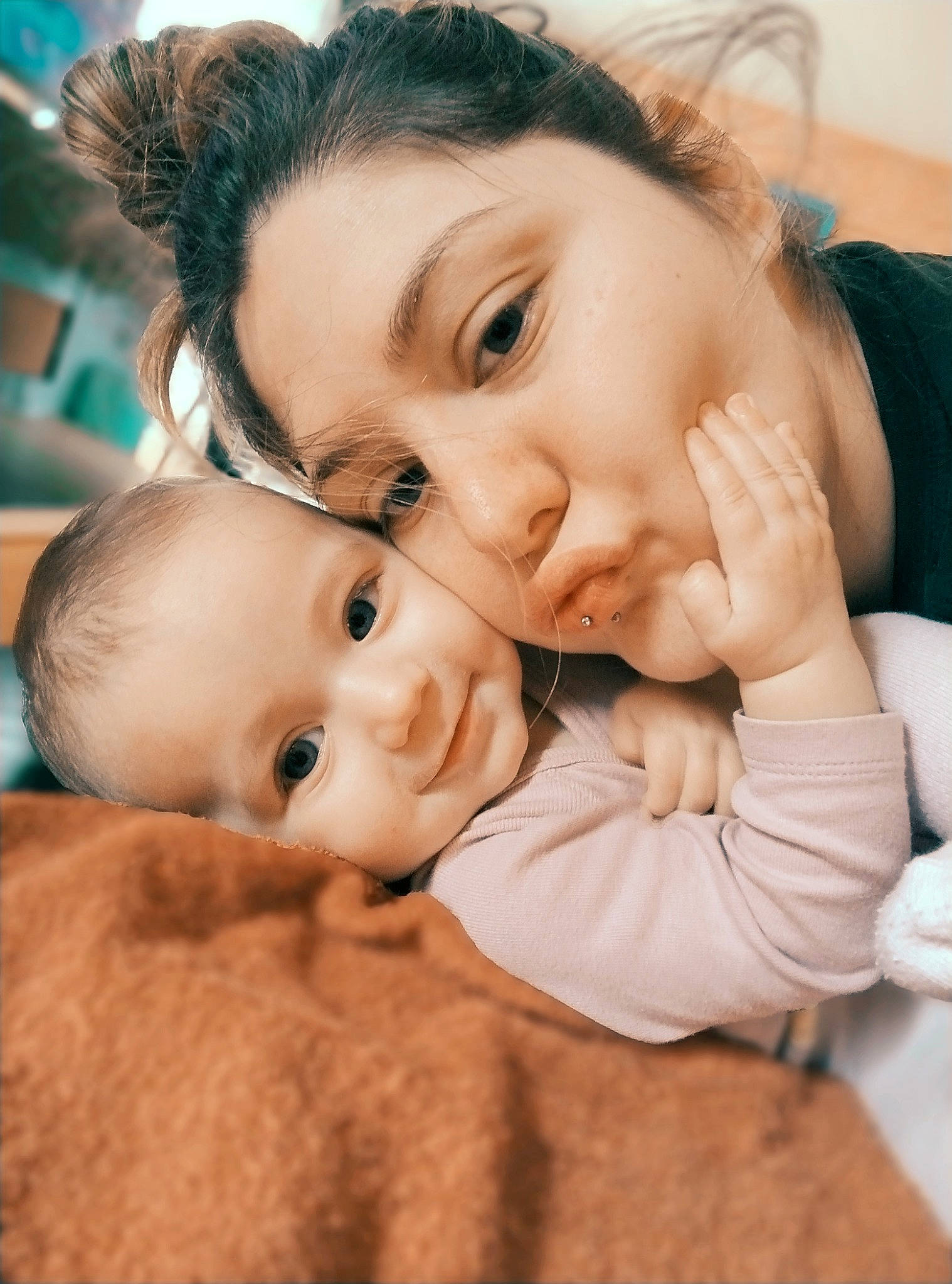 Saëlle participe au concours pour gagner de l'argent avec cette photo : baby, cheek, child, chin, eye, eyebrow, eyelash, flash_photography, gesture, grass, happy, interaction, lip, mouth, nose, people, people_in_nature, person, skin, smile