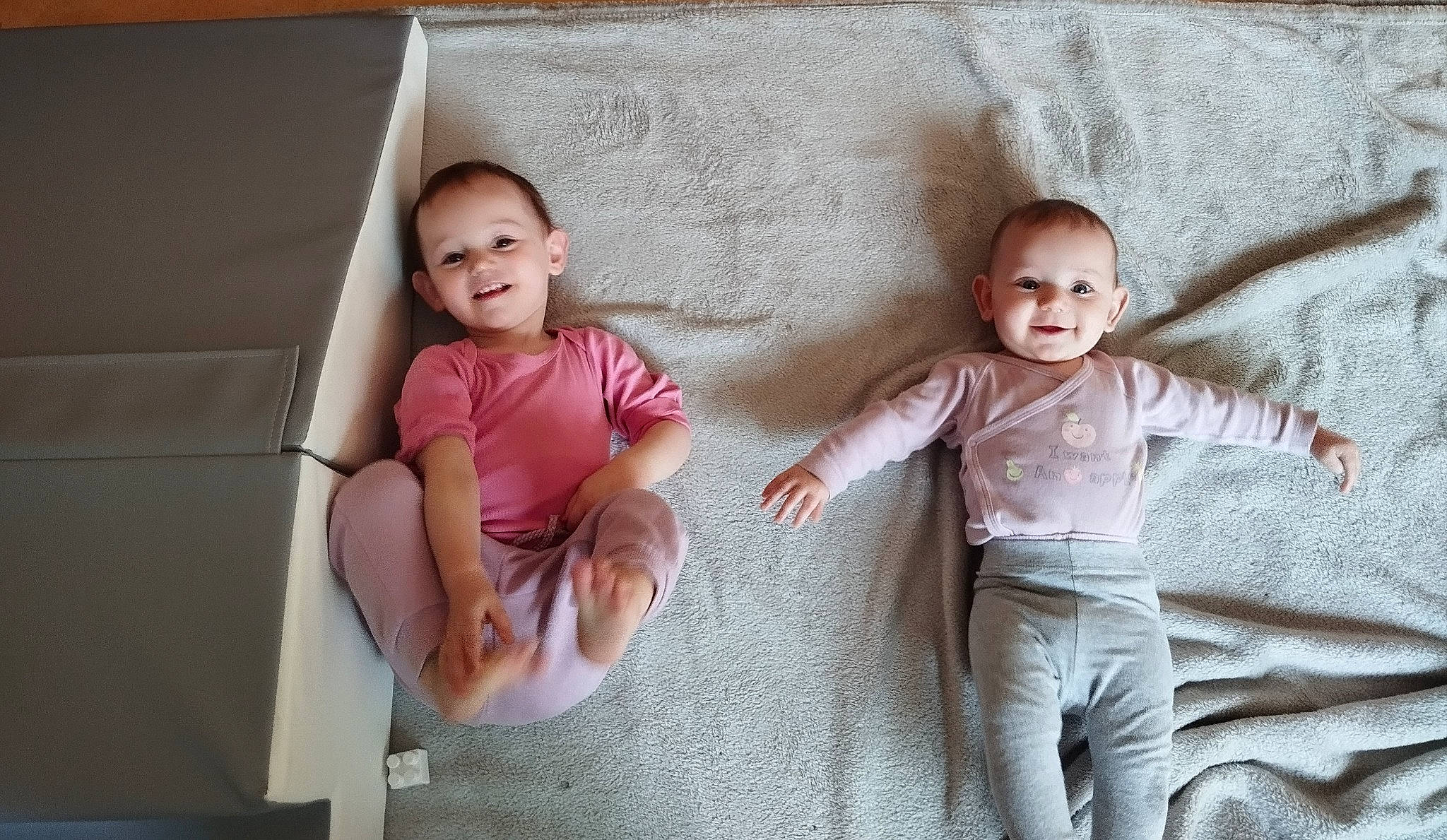 Iraëlle a rejoint le concours — aidez-le/la à gagner de superbes lots ! baby, baby_toddler_clothing, carton, child, comfort, doll, gesture, happy, joy, linens, person, pink, product, shipping_box, sitting, skin, sleeve, smile, t_shirt, textile