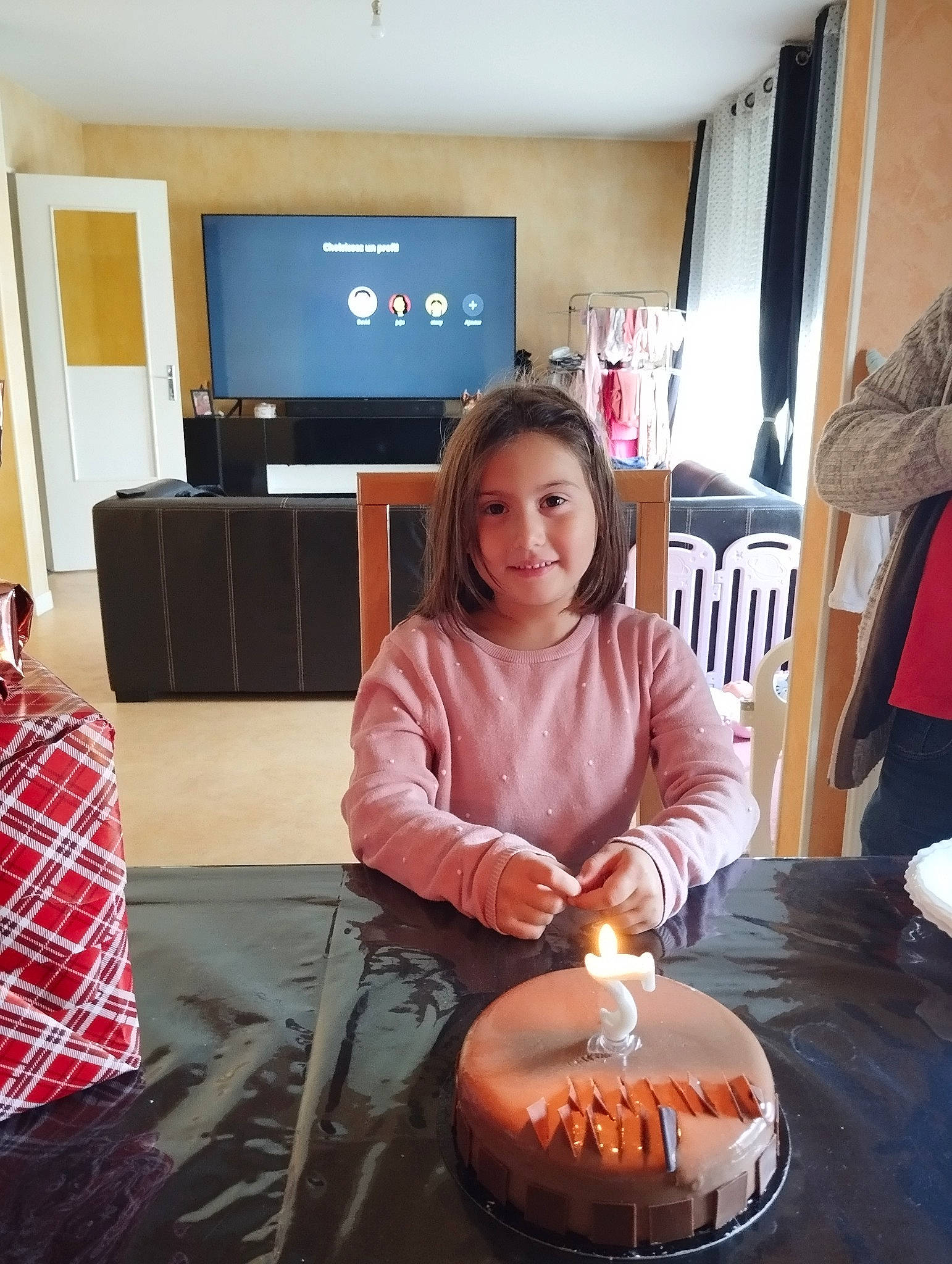 Stecy a rejoint le concours — aidez-le/la à gagner de superbes lots ! baked_goods, birthday, birthday_cake, birthday_candle, cake, cake_decorating, candle, chair, dessert, event, food, furniture, icing, joy, person, plate, pumpkin, smile, sugar_cake, table