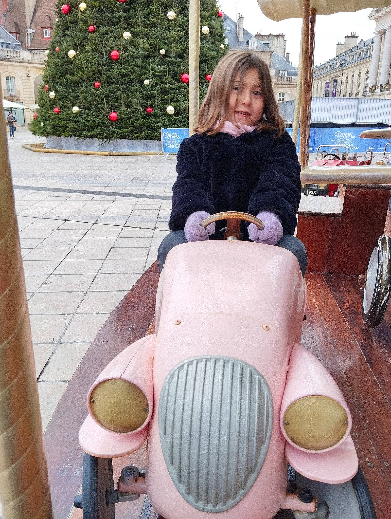 Stecy participe au concours pour gagner de l'argent avec cette photo : antique_car, automotive_design, car, child, christmas_tree, classic, classic_car, design, event, fun, leisure, luggage_and_bags, motor_vehicle, person, riding_toy, snapshot, tire, toddler, tree, vehicle