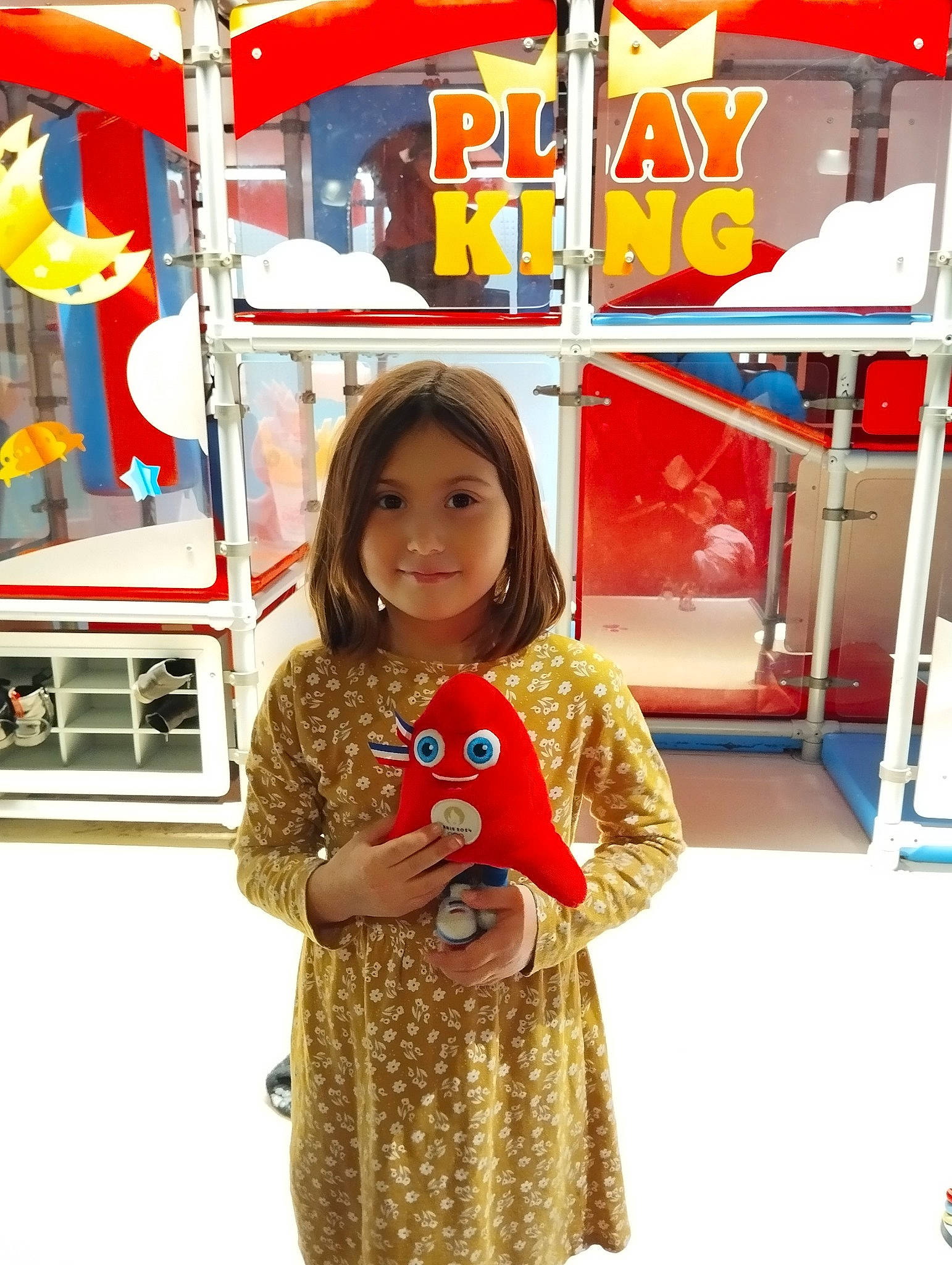 Stecy participe au concours pour gagner de l'argent avec cette photo : child, design, fashion, flooring, fun, happy, joy, leisure, machine, pattern, person, recreation, red, selfie, shopping, standing, stuffed_toy, toddler, toy, travel