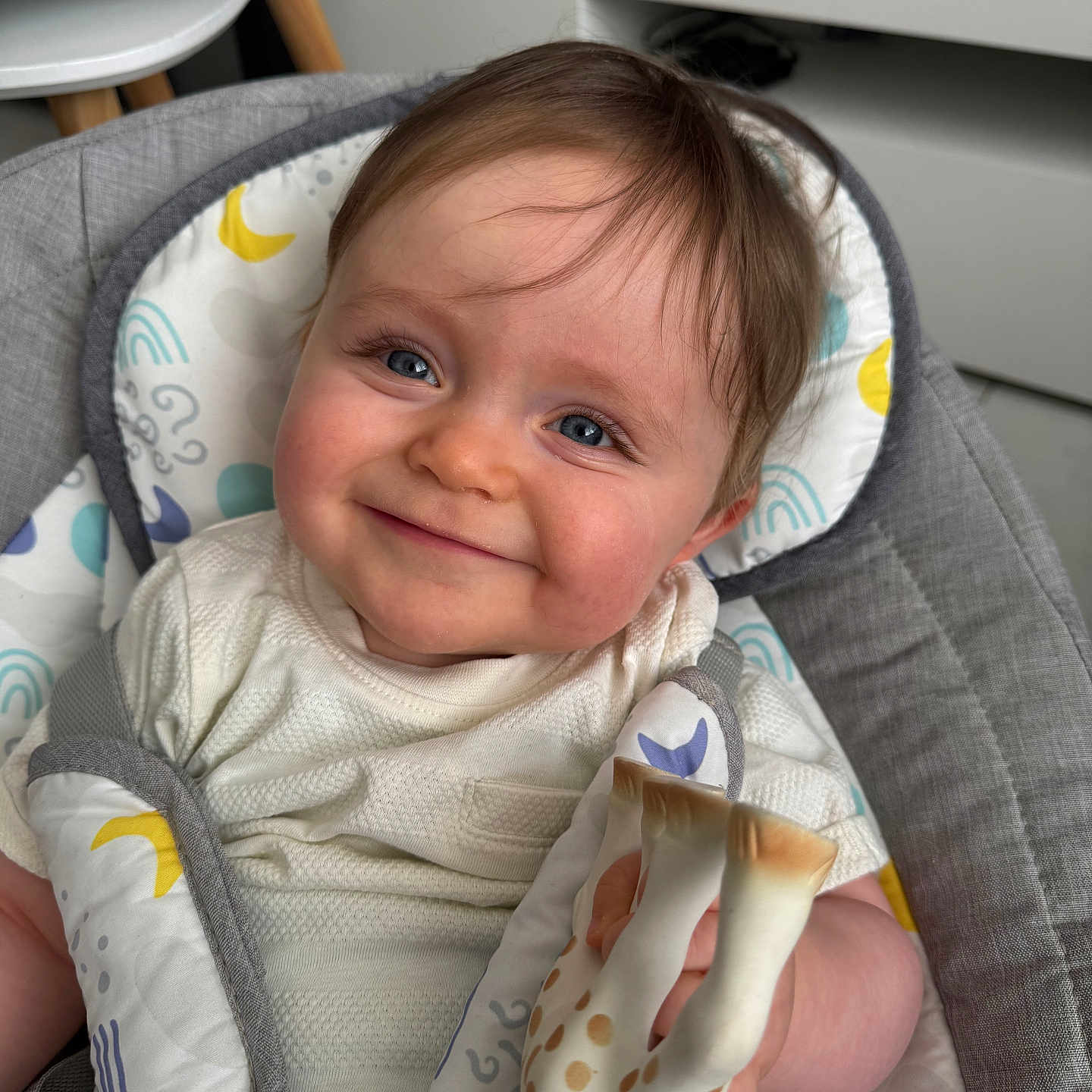 Elyo a rejoint le concours — aidez-le/la à gagner de superbes lots ! baby, smile, child, indoor, toy, giraffe, baby_chair, cushion, happy, face, person, clothing, infant, cute, skin, head, seat, comfort, young, portrait