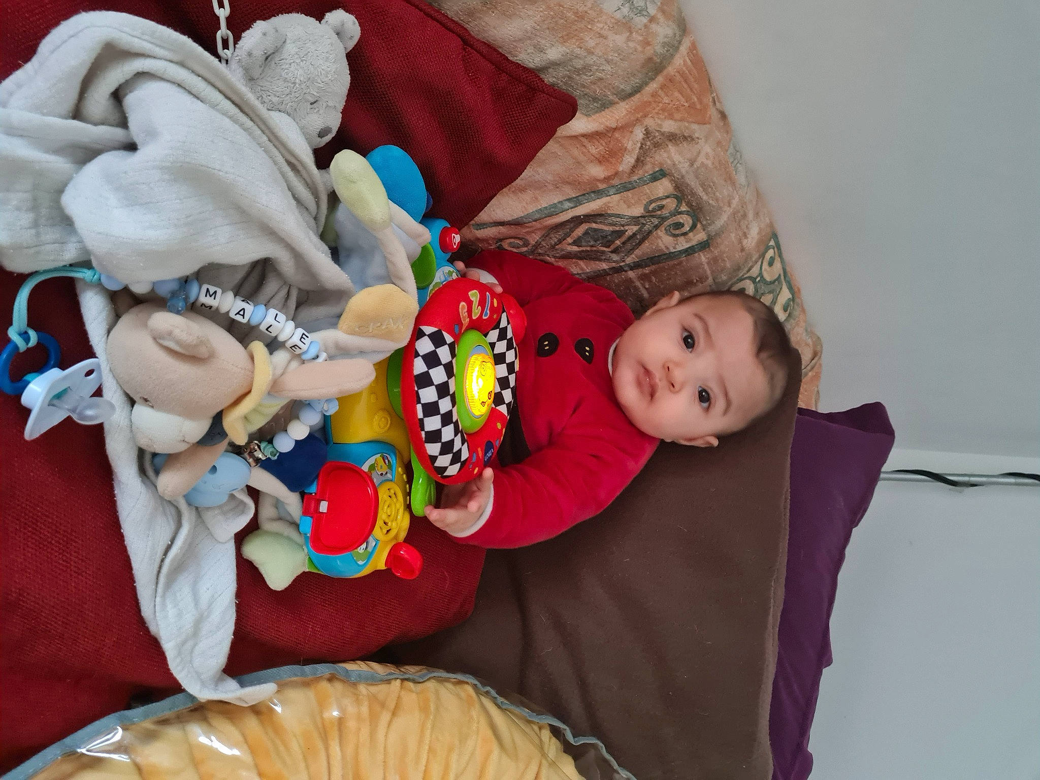 Malek participe au concours pour gagner de l'argent avec cette photo : baby, baby_toddler_clothing, child, comfort, couch, event, fun, happy, holiday, linens, mammal, people, person, room, sitting, stuffed_toy, textile, toddler, toy, vertebrate