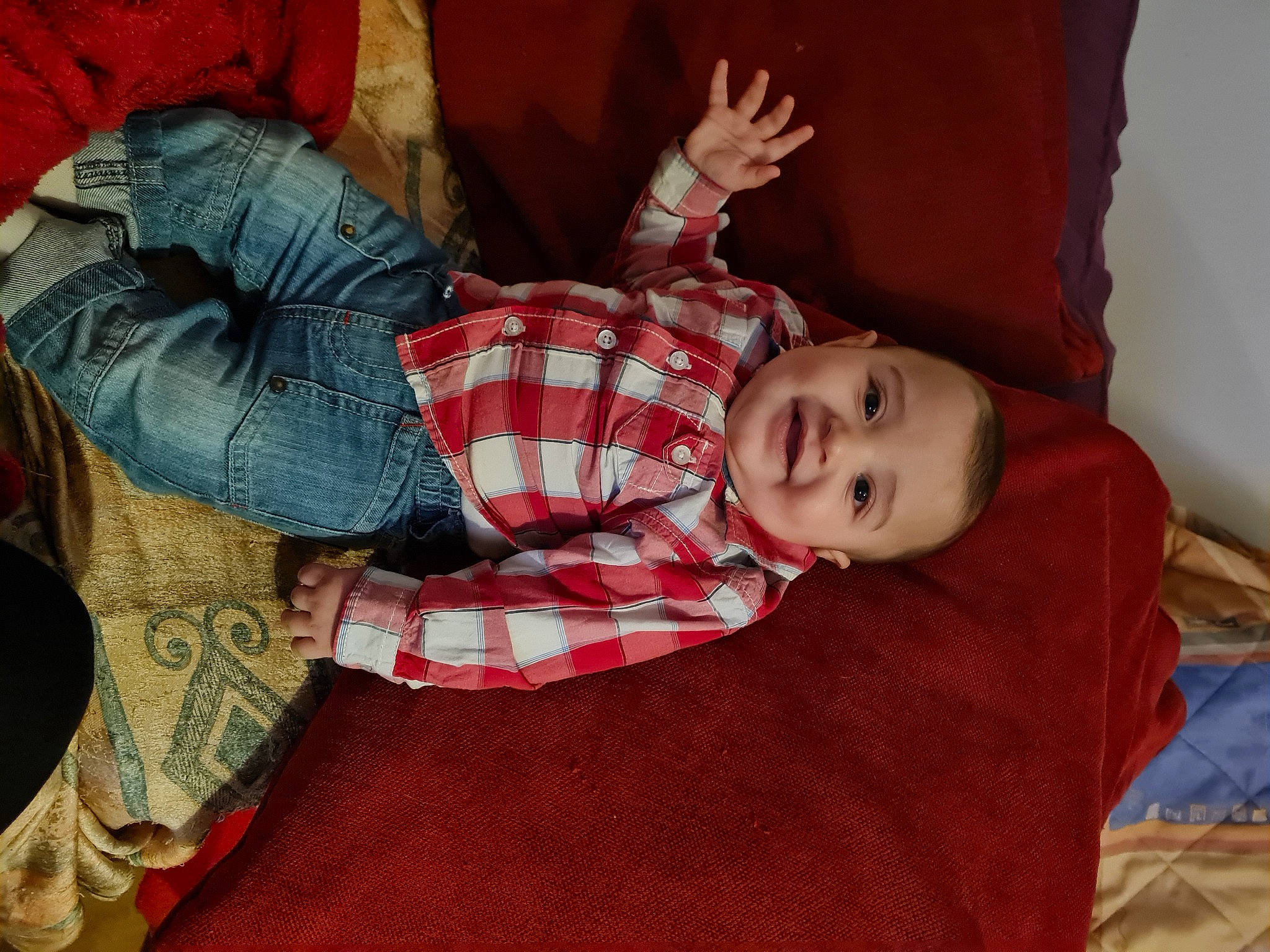 Malek participe au concours pour gagner de l'argent avec cette photo : bed, child, comfort, couch, fun, gesture, happy, human_leg, joy, leg, linens, pattern, person, plaid, sitting, sleeve, smile, tartan, textile, toddler