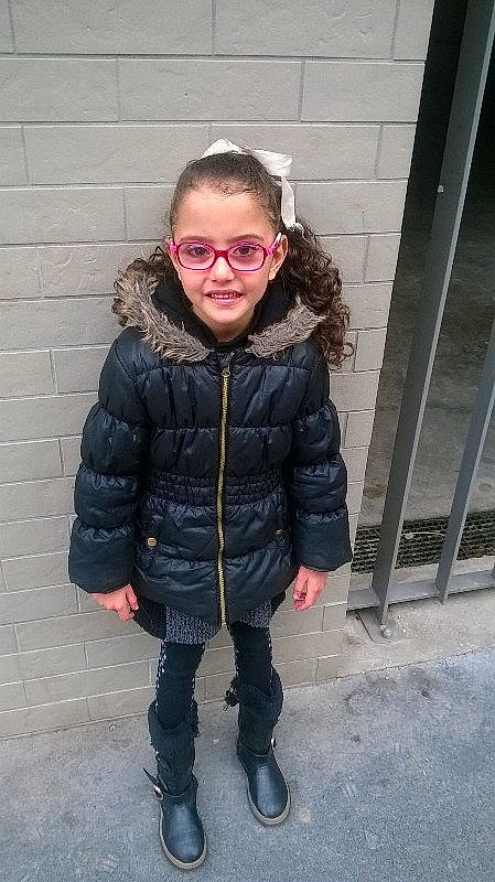 Manel a rejoint le concours — aidez-le/la à gagner de superbes lots ! denim, eyewear, face, glasses, glove, hair, happy, head, headgear, jacket, joy, leg, outerwear, person, personal_protective_equipment, sleeve, smile, street_fashion, sunglasses, toddler