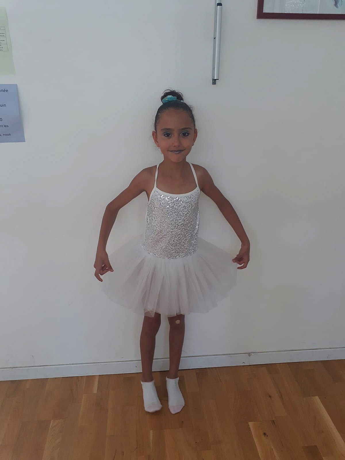 Manel participe au concours pour gagner de l'argent avec cette photo : abdomen, baby_toddler_clothing, dance, dress, entertainment, fashion_design, floor, flooring, happy, human_leg, joy, knee, laminate_flooring, neck, performing_arts, person, sleeve, sportswear, thigh, trunk