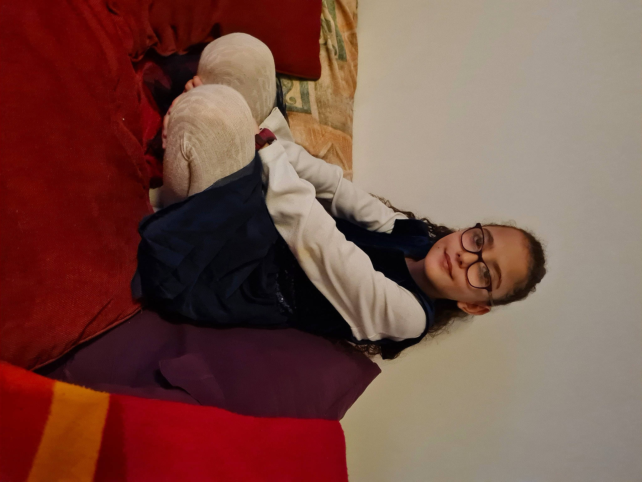Manel a rejoint le concours — aidez-le/la à gagner de superbes lots ! carmine, child, comfort, elbow, event, flooring, formal_wear, fun, gesture, happy, human_leg, joy, knee, linens, mouth, nap, person, room, sitting, sleeve