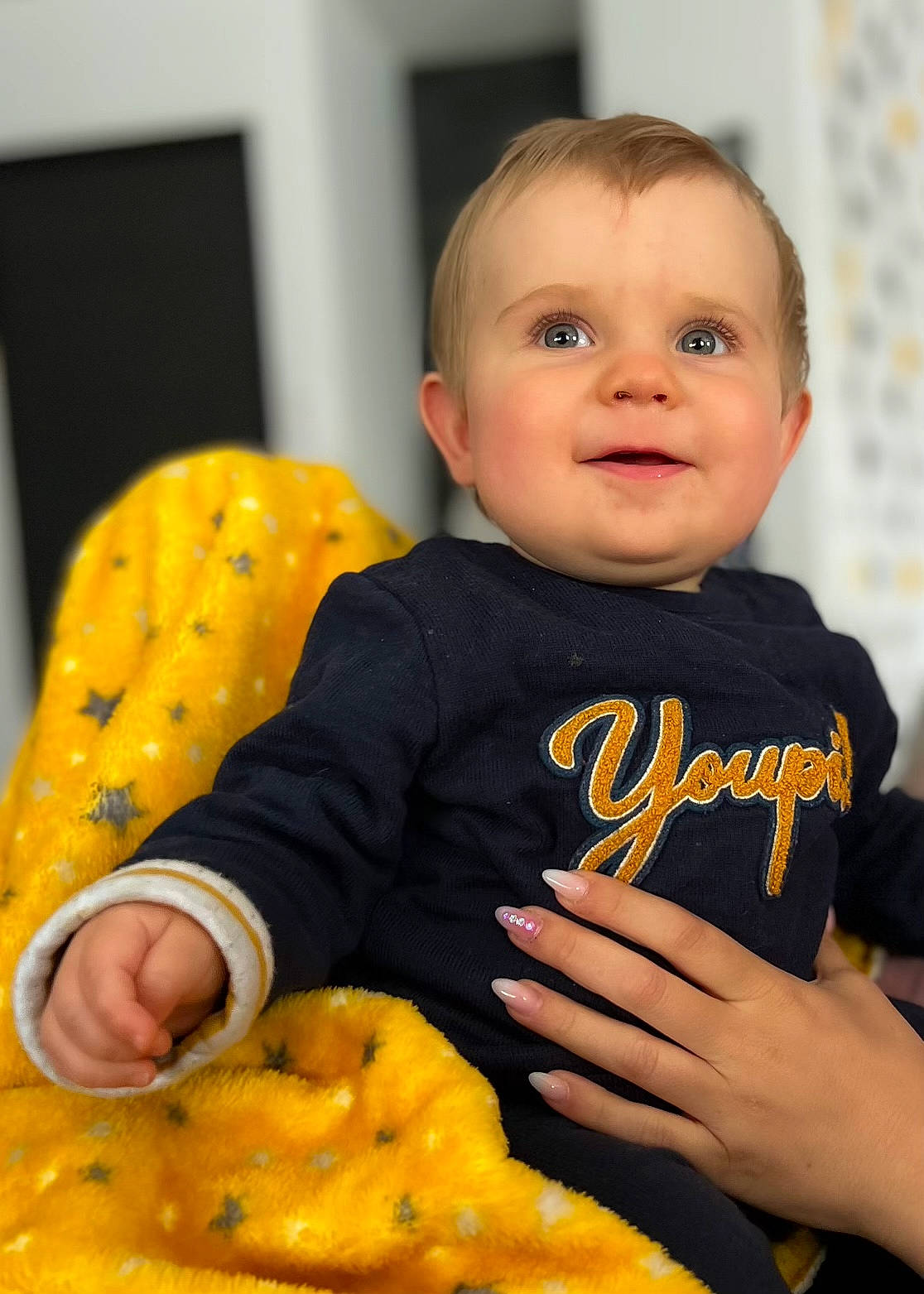 Mattia a rejoint le concours — aidez-le/la à gagner de superbes lots ! baby, baby_toddler_clothing, black, cheek, child, facial_expression, finger, fun, happy, human, iris, orange, people, person, photograph, skin, sleeve, smile, standing, toddler