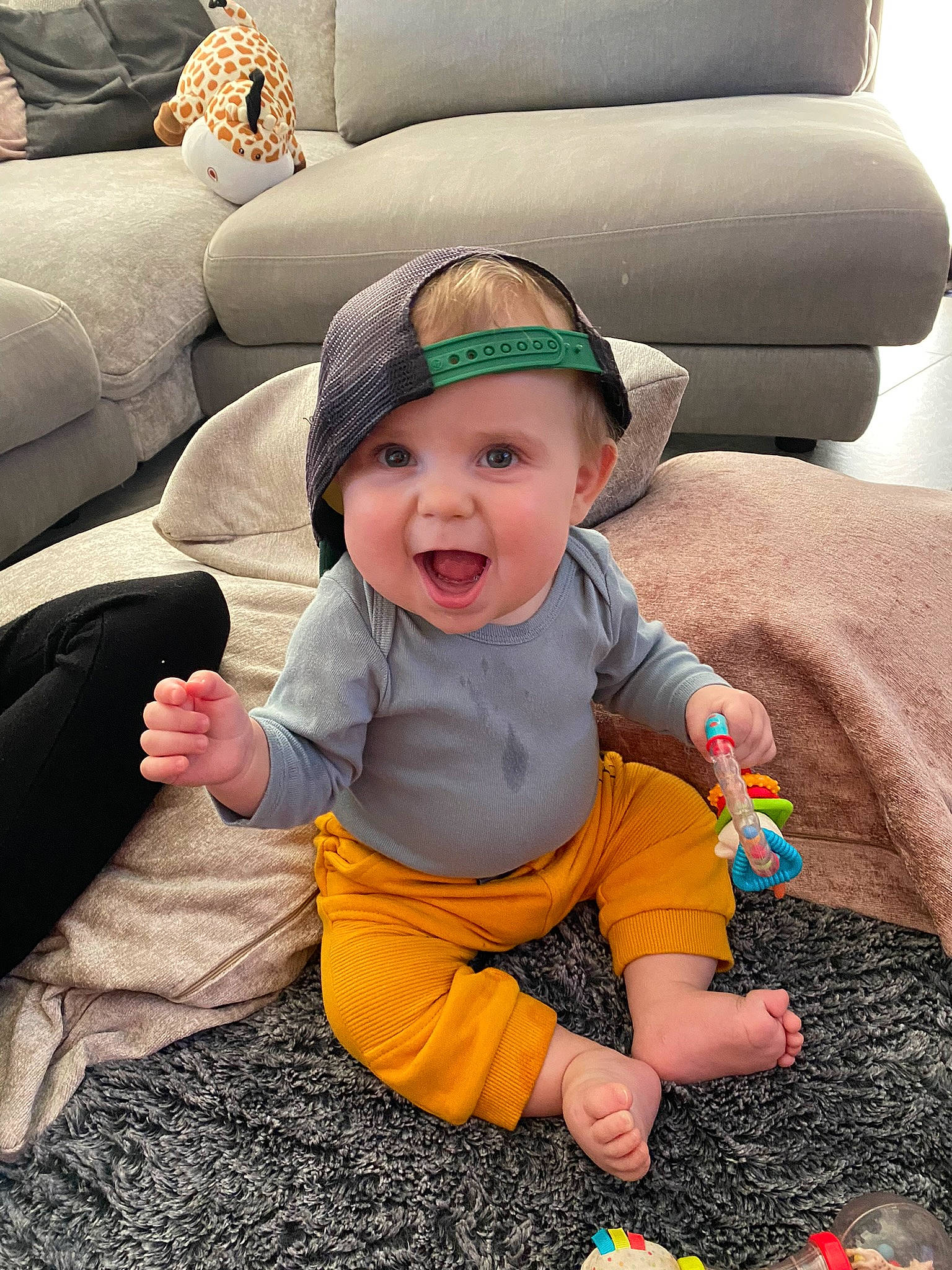 Mattia a rejoint le concours — aidez-le/la à gagner de superbes lots ! baby, baby_toddler_clothing, cap, child, comfort, couch, eye, finger, fun, furniture, grass, green, happy, hat, headwear, mouth, people, person, photograph, smile