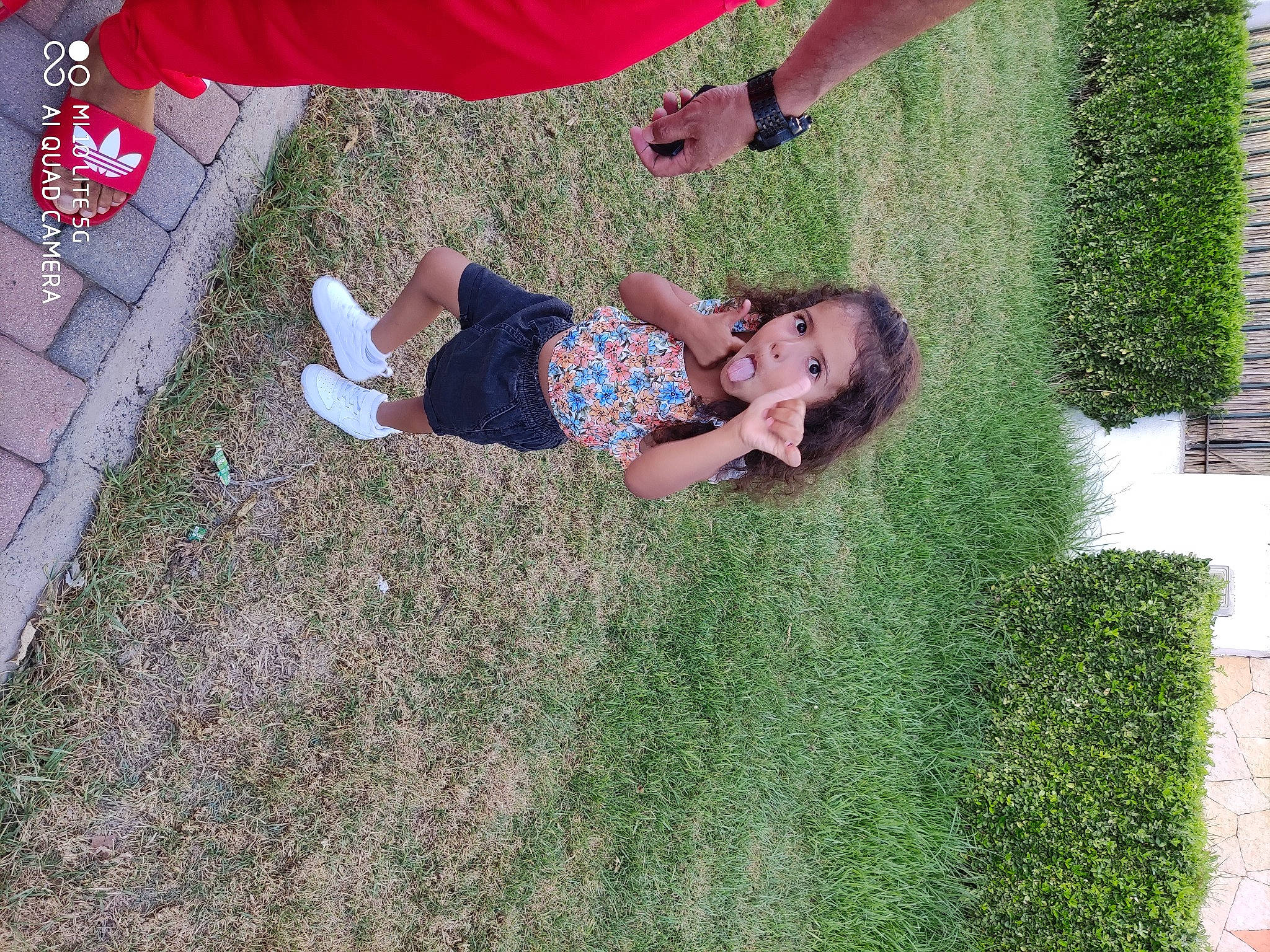 Malak a rejoint le concours — aidez-le/la à gagner de superbes lots ! flooring, fun, grass, grass_family, green, groundcover, happy, lawn, leisure, people_in_nature, person, plant, recreation, road_surface, shadow, shoe, shrub, sidewalk, smile, toddler