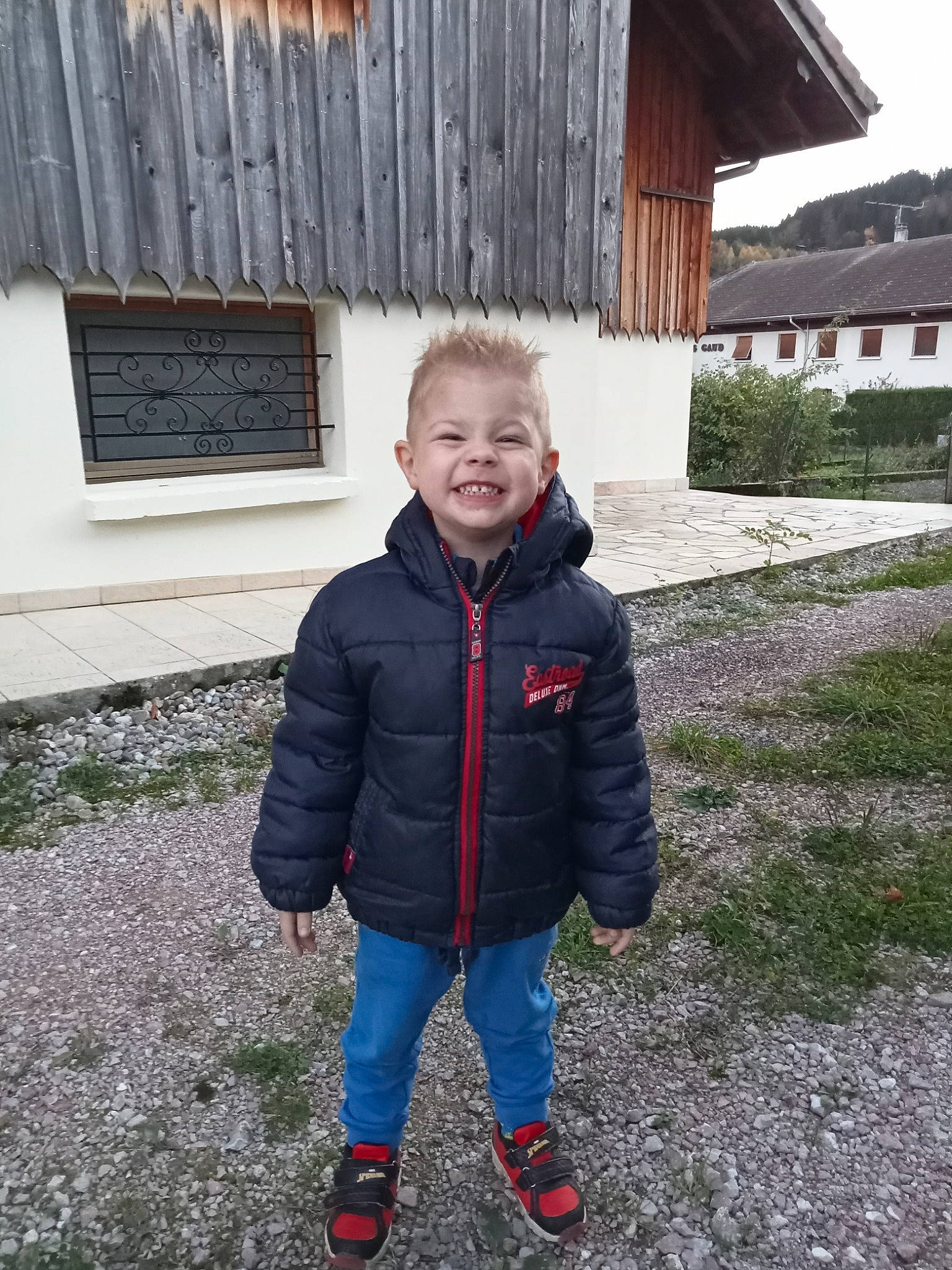 Bryan a rejoint le concours — aidez-le/la à gagner de superbes lots ! child, cottage, electric_blue, fun, grass, house, jacket, joy, leisure, people_in_nature, person, plant, recreation, sleeve, smile, standing, toddler, tree, windbreaker, window