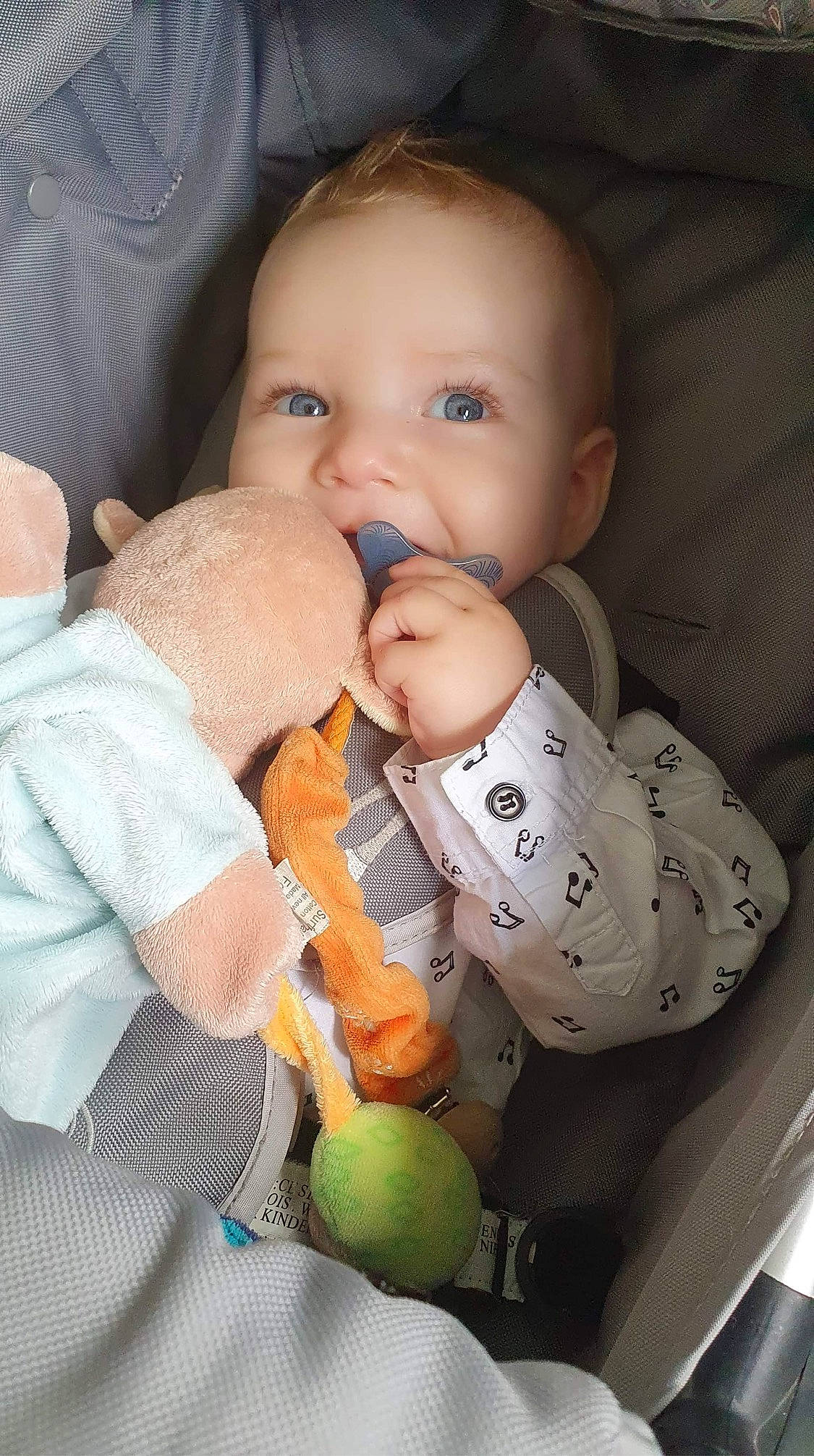 Kelio participe au concours pour gagner de l'argent avec cette photo : abdomen, baby, baby_toddler_clothing, cheek, citrus, comfort, eye, finger, fruit, gesture, human_body, iris, lip, mouth, nail, neck, nose, person, skin, thumb