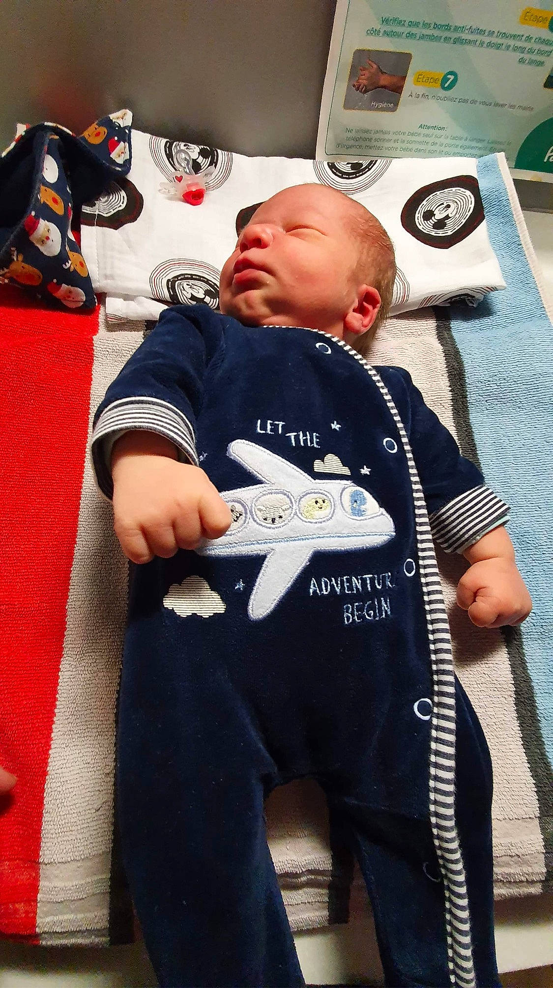 Kelio participe au concours pour gagner de l'argent avec cette photo : baby, baby_products, baby_toddler_clothing, carmine, child, comfort, happy, linens, pattern, person, room, sitting, sleeve, sportswear, t_shirt, toddler, white