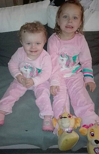 Elina participe au concours pour gagner de l'argent avec cette photo : baby, baby_products, baby_toddler_clothing, cheek, child, joy, person, pink, play, product, sibling, skin, smile, toddler