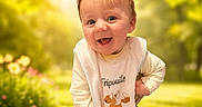 Romain a rejoint le concours — aidez-le/la à gagner de superbes lots ! toddler, baby, toy_car, outdoor, grass, sunlight, smiling, bib, clothing, child, greenery, nature, playful, happy, portrait, cute, feet, wheels, daylight, fun