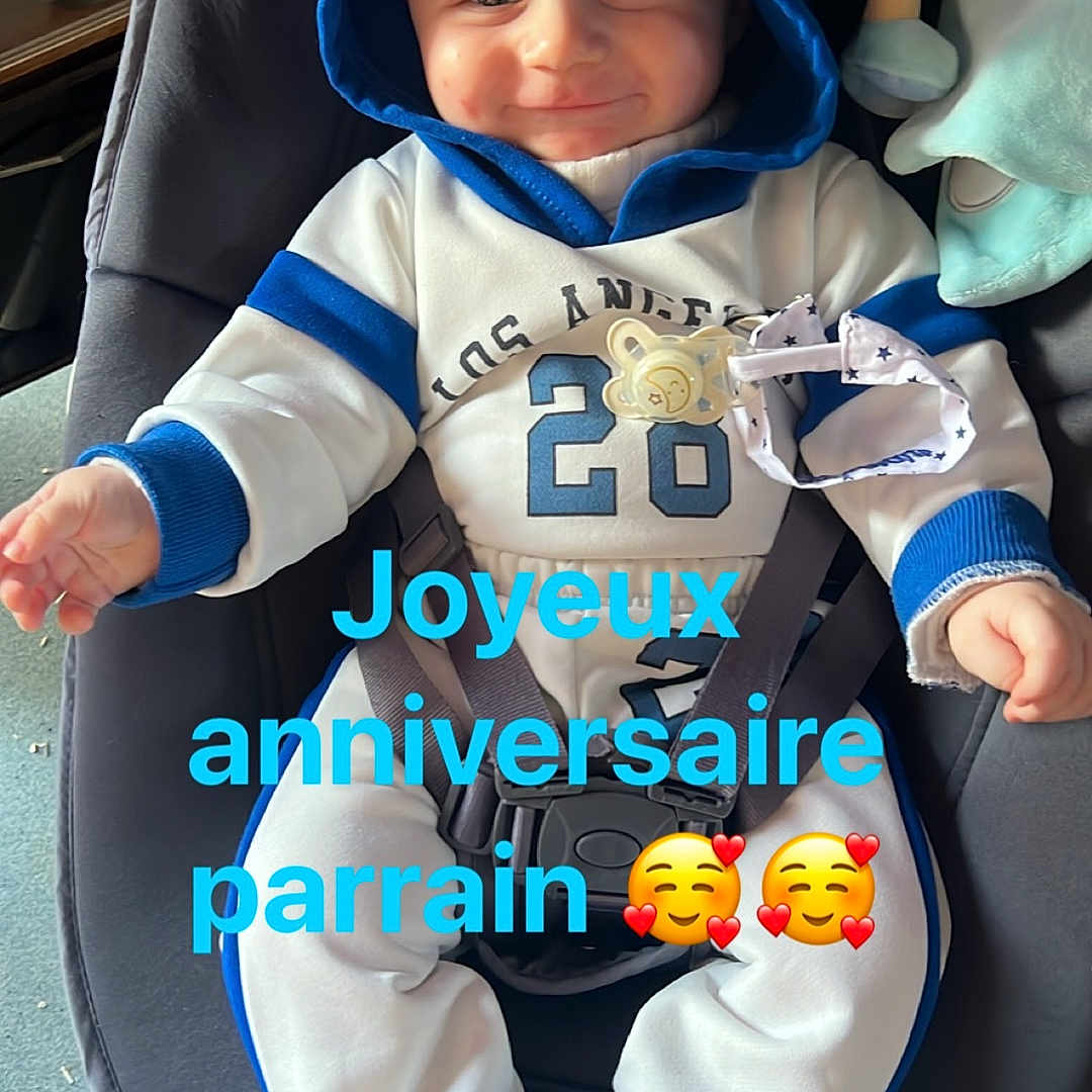 Romain participe au concours pour gagner de l'argent avec cette photo : baby, child, smiling, hoodie, blue, white, baby_rocker, soft_toy, pacifier, socks, indoor, cute, happy, portrait, infant, clothing, seat, celebration, text_overlay, birthday