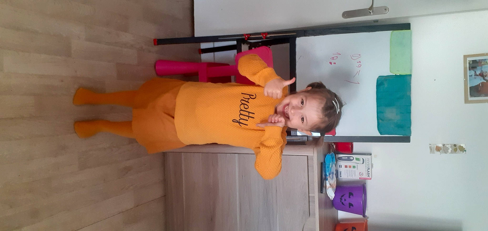 Luna a rejoint le concours — aidez-le/la à gagner de superbes lots ! abdomen, advertising, chest, child, elbow, human_leg, joy, person, room, smile, thigh, toddler, whiteboard