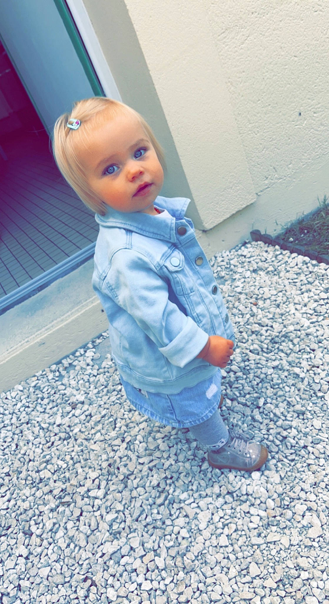 Séléna participe au concours pour gagner de l'argent avec cette photo : baby, baby_toddler_clothing, child, cobblestone, denim, door, electric_blue, flooring, foot, fun, fur, grass, head, human_leg, jacket, pattern, person, sitting, sleeve, soil