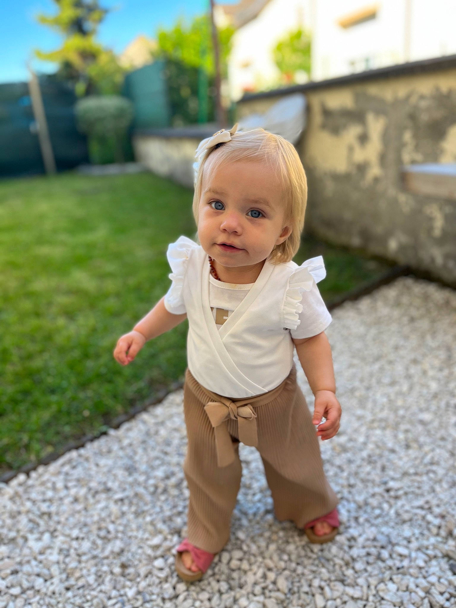 Séléna a rejoint le concours — aidez-le/la à gagner de superbes lots ! baby, baby_toddler_clothing, child, eye, face, flooring, fun, grass, happy, leaf, leisure, people_in_nature, person, plant, sitting, sky, sleeve, smile, toddler, tree