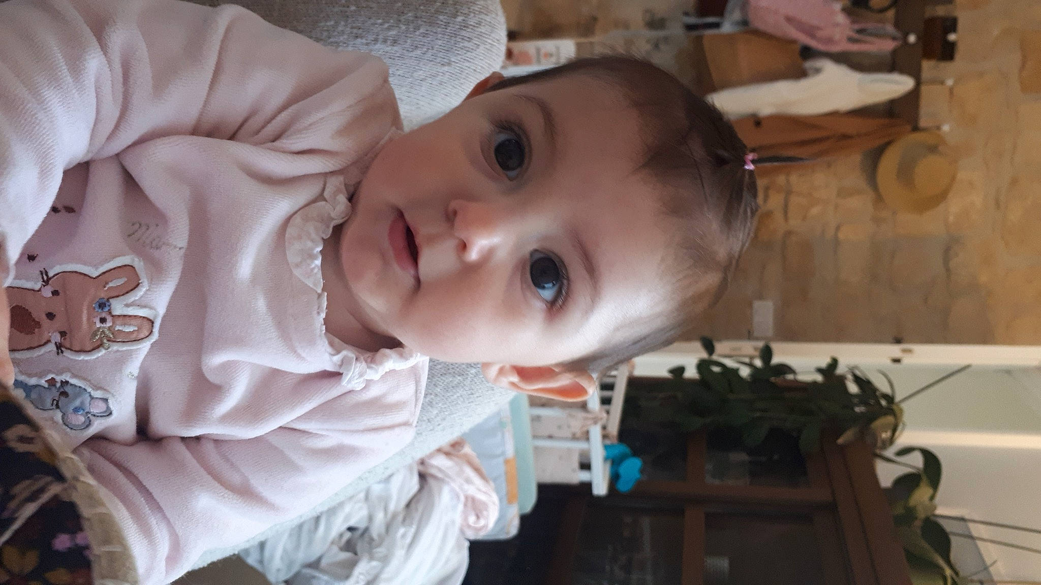 Dune a rejoint le concours — aidez-le/la à gagner de superbes lots ! baby, baby_toddler_clothing, cheek, child, chin, eye, eyebrow, eyelash, fun, happy, hat, iris, lip, mouth, nose, person, room, skin, sleeve, smile