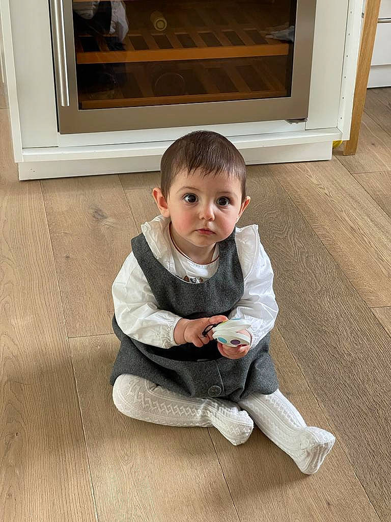 Dune participe au concours pour gagner de l'argent avec cette photo : baby, baby_toddler_clothing, cheek, child, eye, floor, flooring, fun, happy, hardwood, jeans, person, sitting, skin, sleeve, standing, toddler, varnish, wood, wood_flooring