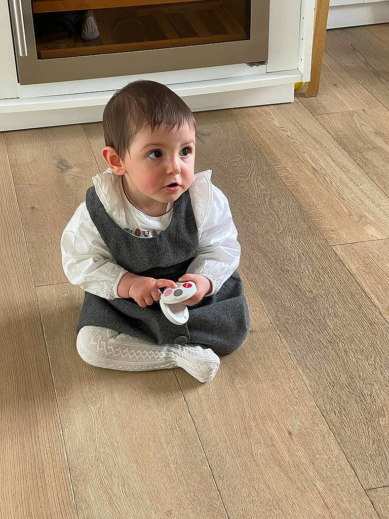 Dune a rejoint le concours — aidez-le/la à gagner de superbes lots ! baby, baby_toddler_clothing, cheek, child, clothing, comfort, crawling, floor, flooring, hardwood, human_body, laminate_flooring, leg, outerwear, person, sleeve, surprise, toddler, varnish, wood
