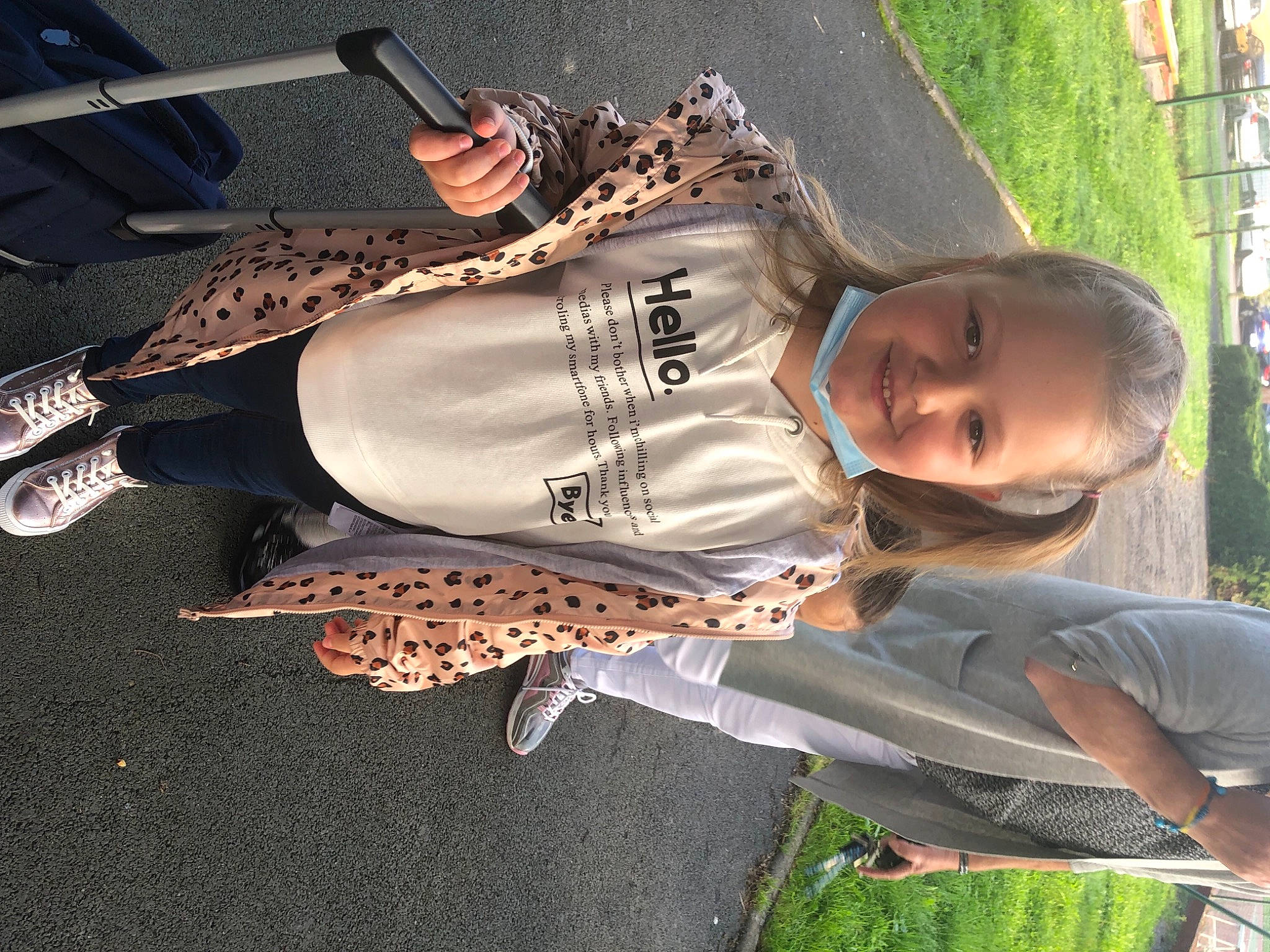 Loreleï a rejoint le concours — aidez-le/la à gagner de superbes lots ! cool, eyewear, fashion_accessory, fish, fun, grass, happy, human_leg, joint, joy, knee, leisure, pattern, person, plant, recreation, reptile, smile, street_fashion, thigh