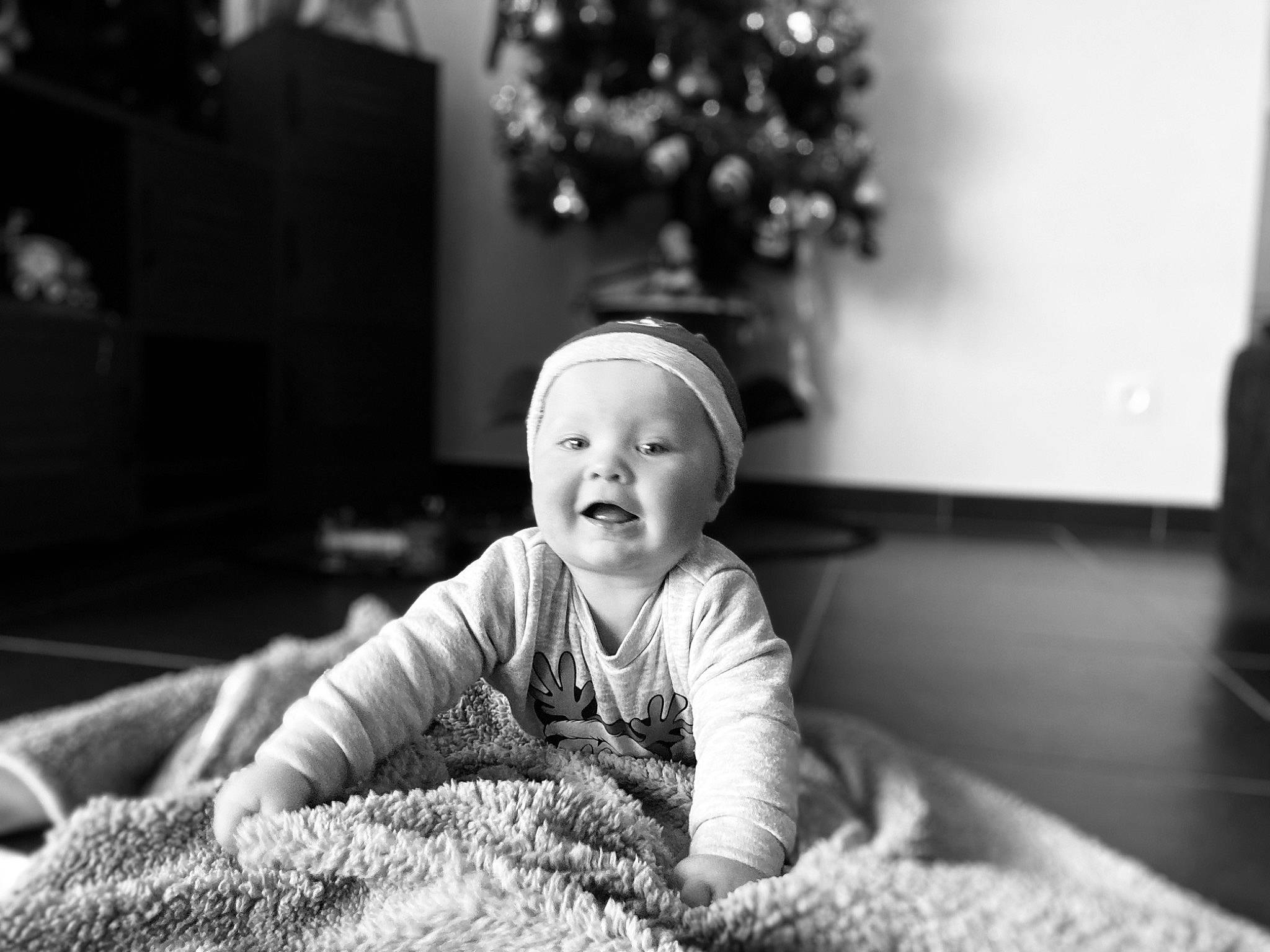 Mayden participe au concours pour gagner de l'argent avec cette photo : baby, black, black_and_white, child, comfort, event, flash_photography, fun, happy, headwear, monochrome, monochrome_photography, person, photograph, room, sitting, smile, snapshot, standing, style