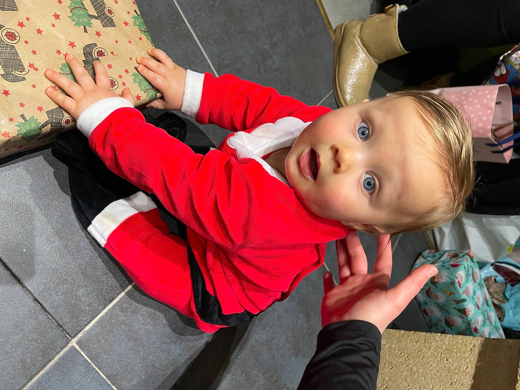 Mayden participe au concours pour gagner de l'argent avec cette photo : baby, carmine, child, finger, flooring, fun, gesture, hand, happy, human_leg, leisure, nail, pattern, person, plant, play, sitting, sleeve, surprise, toddler