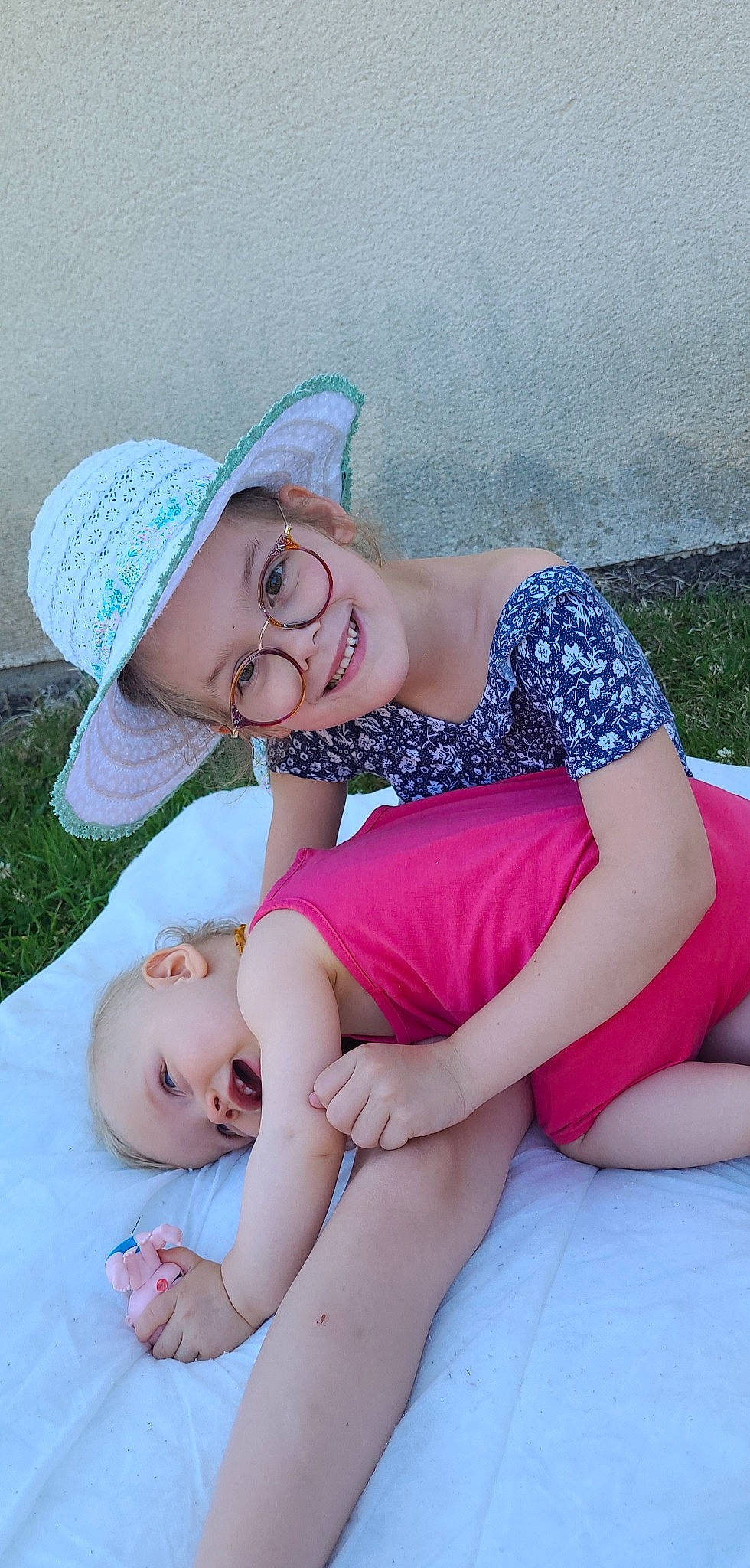 Zoe a rejoint le concours — aidez-le/la à gagner de superbes lots ! cap, comfort, eyewear, face, fun, gesture, glasses, grass, happy, hat, headwear, joy, leisure, lip, person, pink, skin, smile, summer, sun_hat