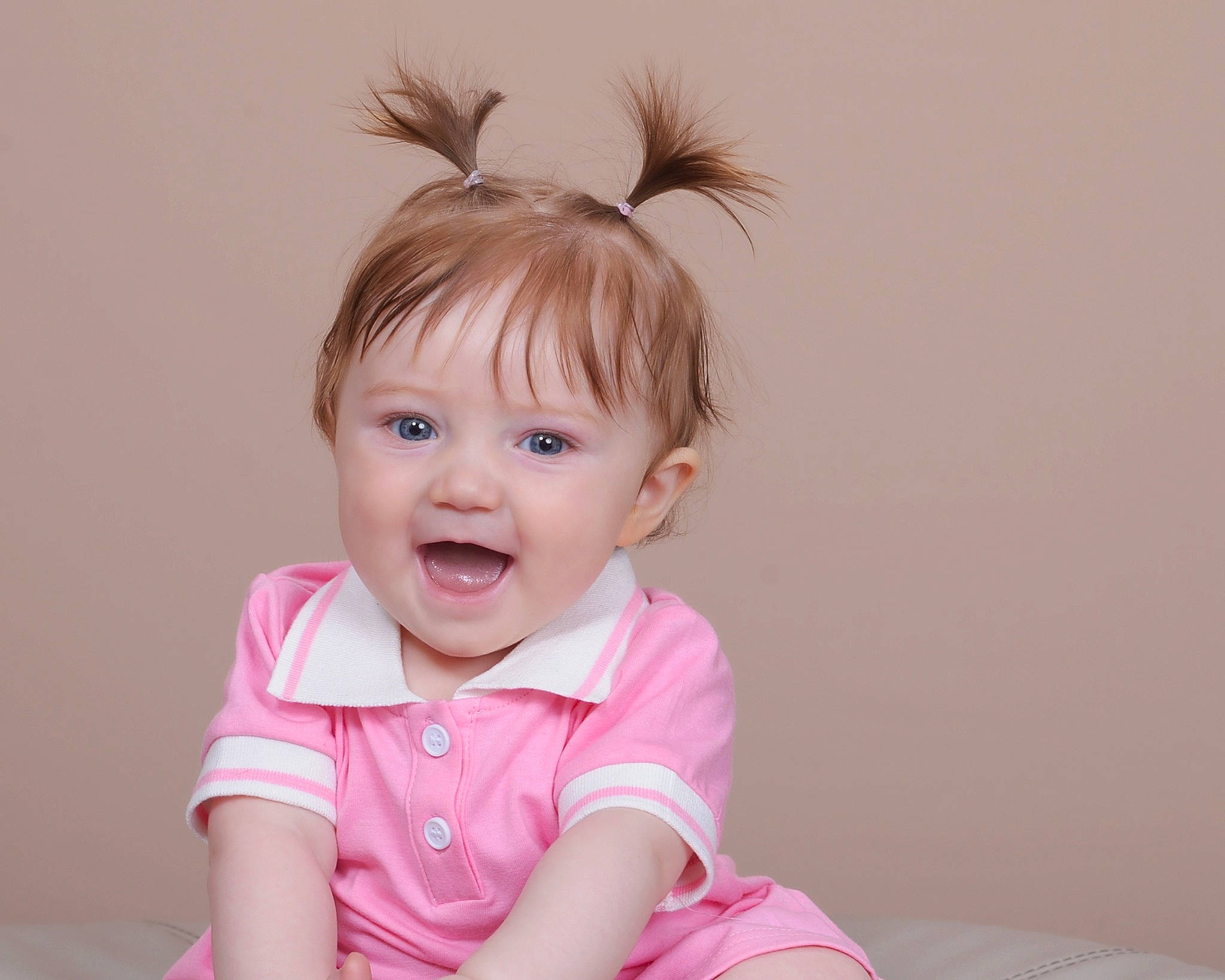 Olivia is registered to the contest to win money with this photo: baby, baby_toddler_clothing, bangs, cheek, child, chin, comfort, ear, eye, eyelash, fashion_accessory, hair_tie, happy, head, headpiece, iris, person, skin, sleeve, smile