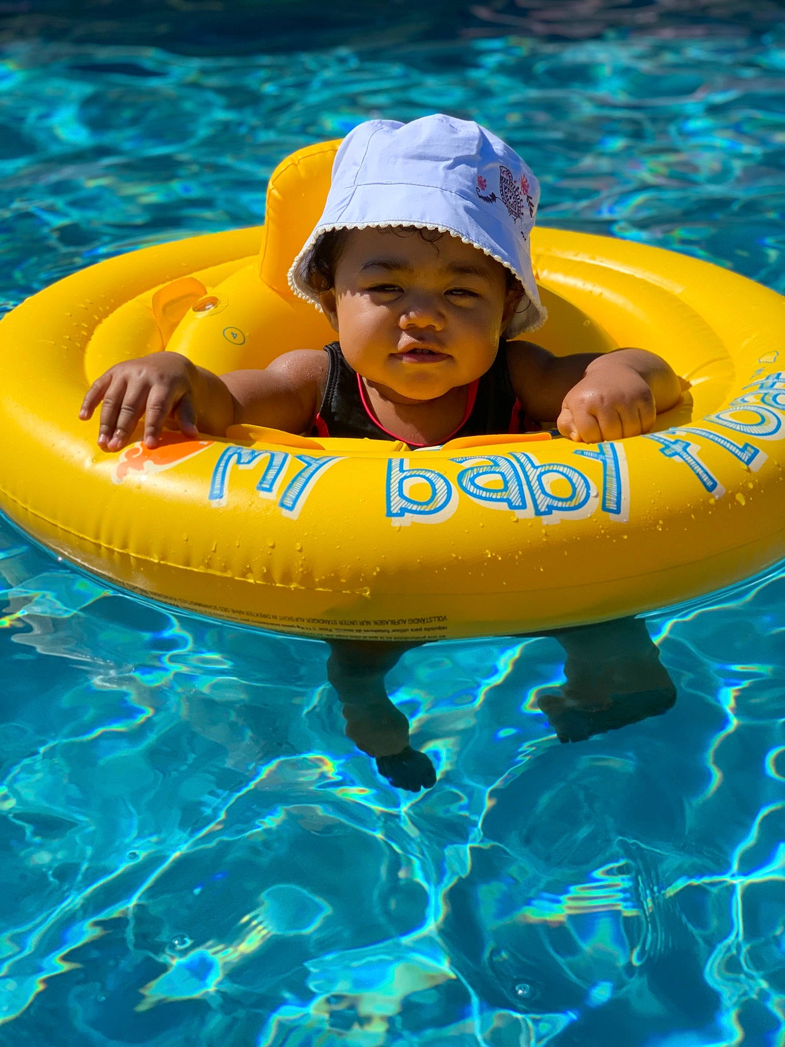 Marie-anne participe au concours pour gagner de l'argent avec cette photo : baby_float, baby_products, fun, games, headwear, inflatable, leisure, lifebuoy, lifejacket, person, personal_protective_equipment, product, recreation, smile, swimming, toy, tubing, water, yellow