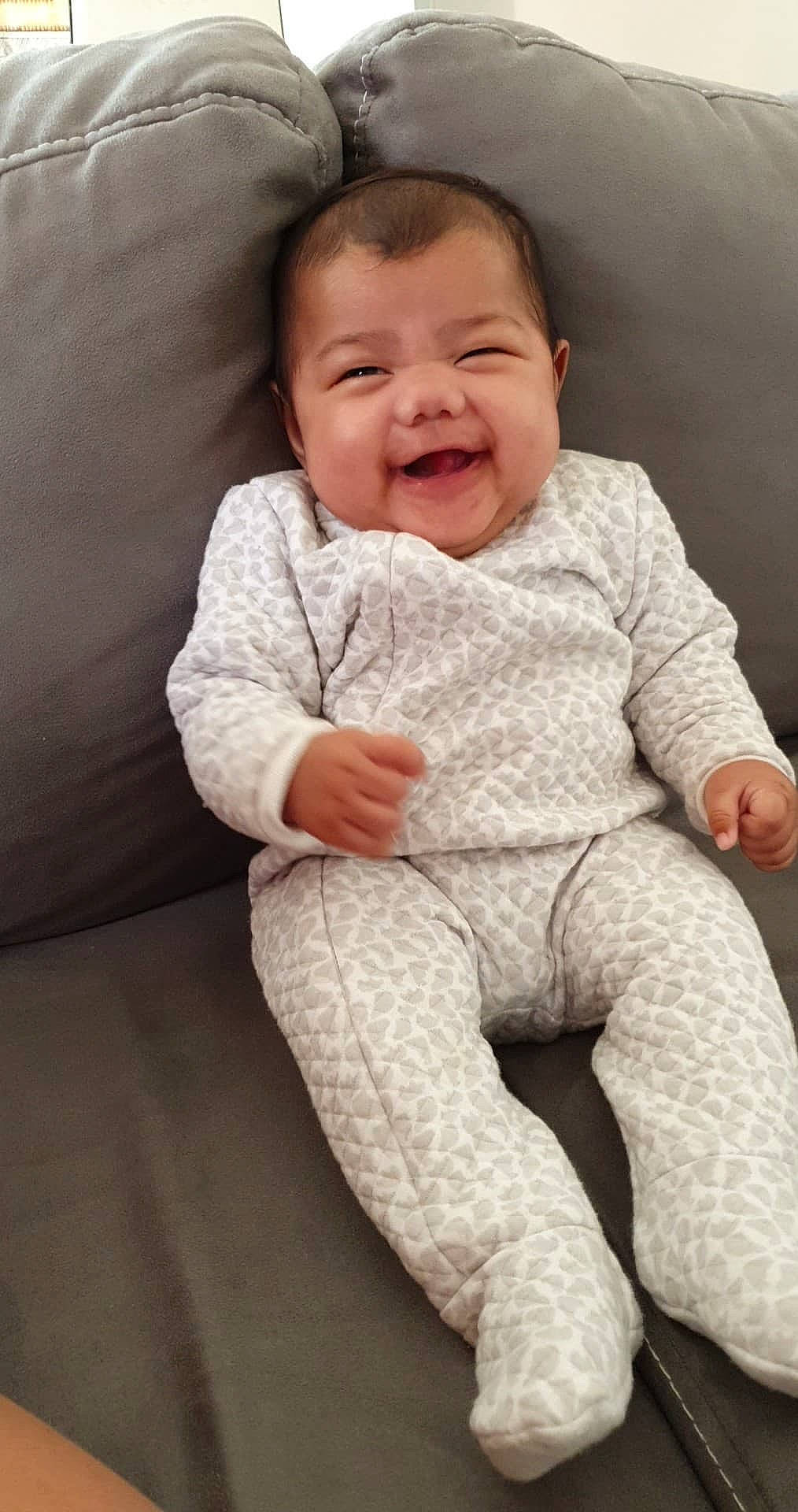 Marie-anne a rejoint le concours — aidez-le/la à gagner de superbes lots ! baby, baby_laughing, cheek, child, facial_expression, joy, laugh, lip, mouth, nose, person, sitting, skin, sleeve, smile, toddler, yawn